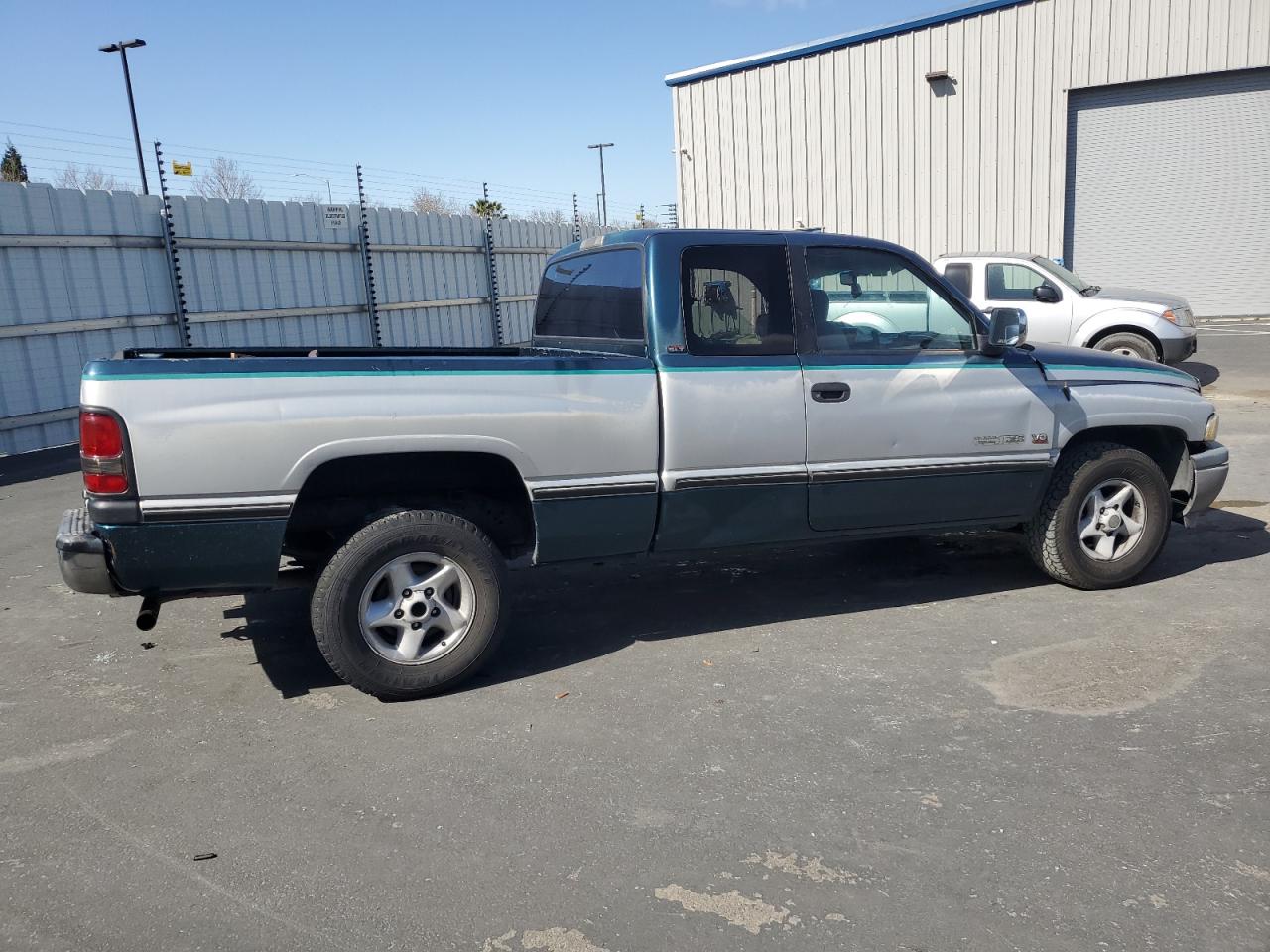 Photo 2 VIN: 3B7HC13YXVG704422 - DODGE RAM 