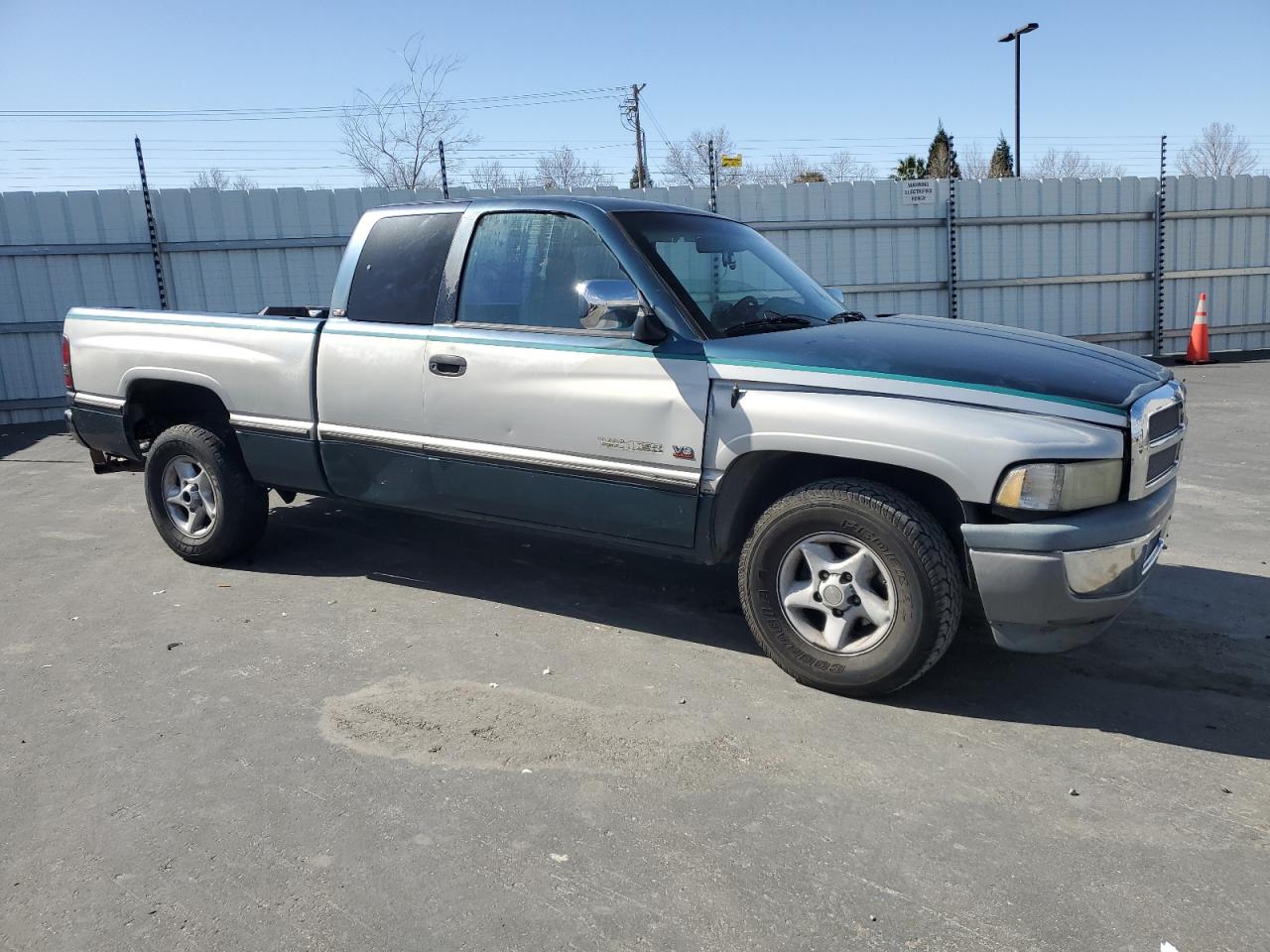 Photo 3 VIN: 3B7HC13YXVG704422 - DODGE RAM 