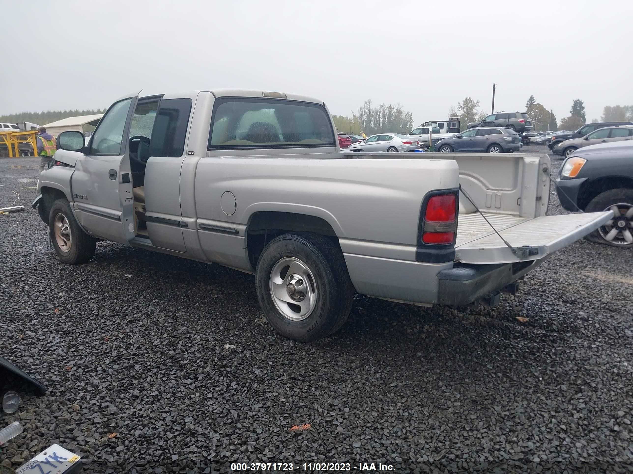 Photo 2 VIN: 3B7HC13Z6XG166636 - DODGE RAM 