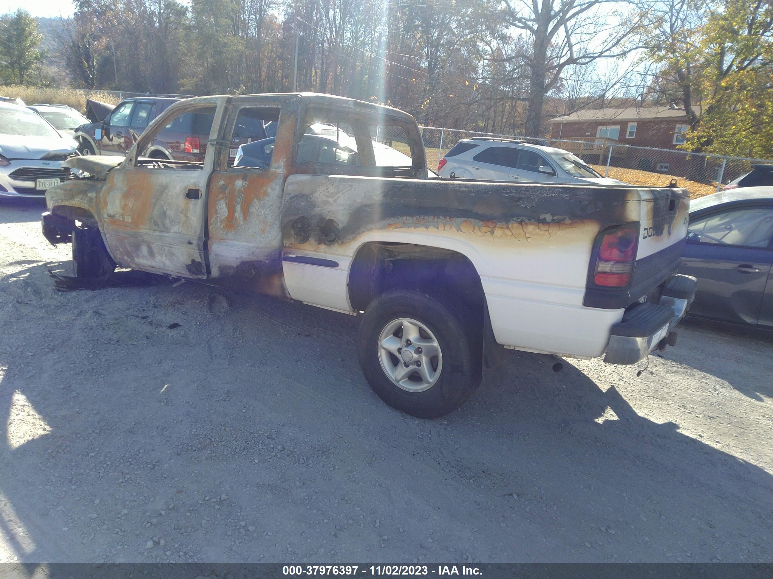 Photo 2 VIN: 3B7HF12Y2XG116882 - DODGE RAM 