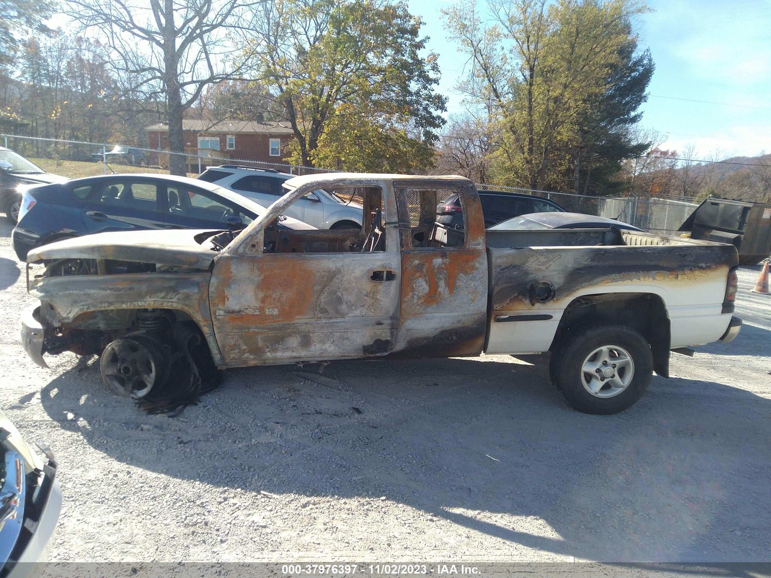 Photo 5 VIN: 3B7HF12Y2XG116882 - DODGE RAM 