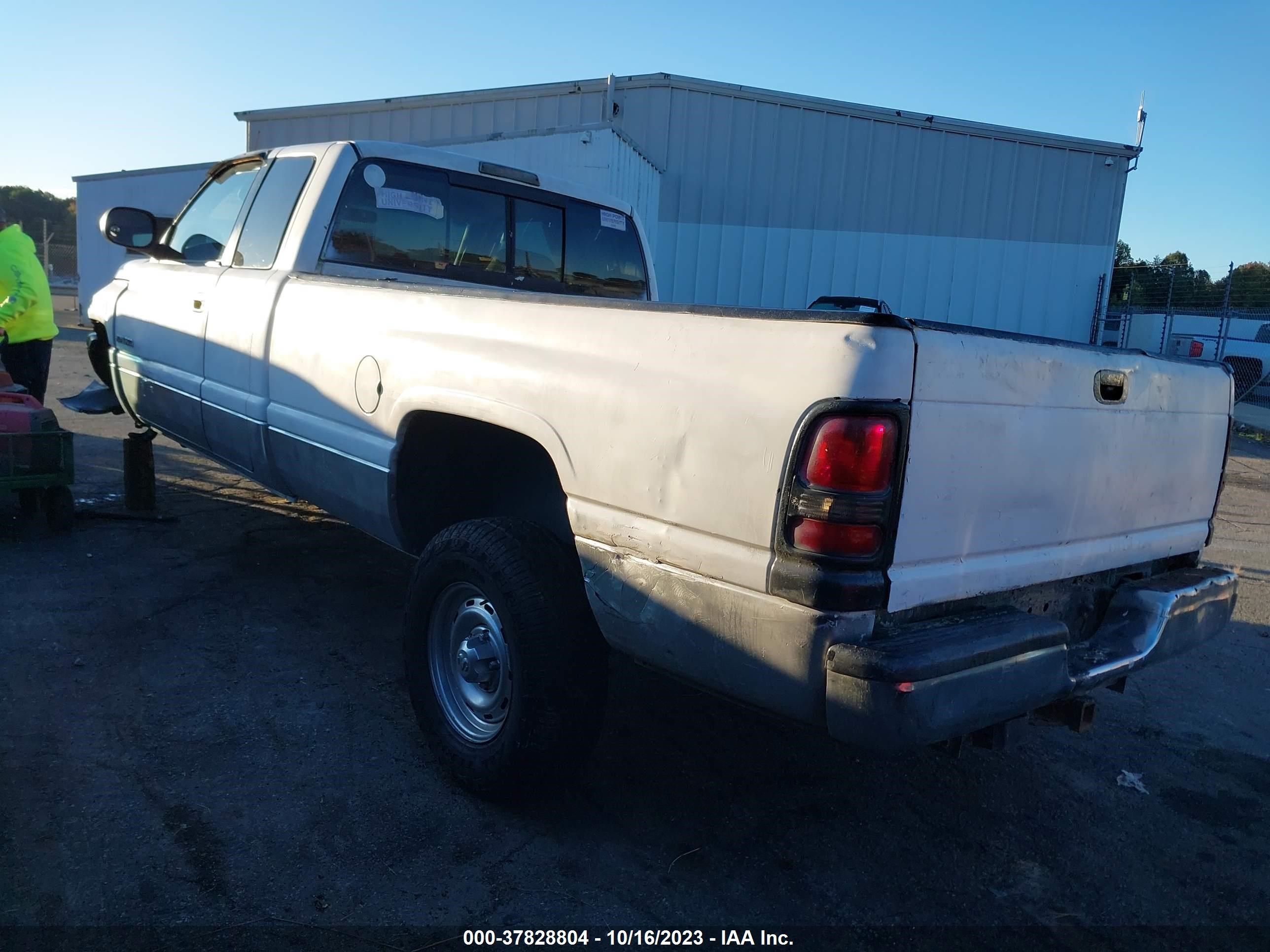 Photo 2 VIN: 3B7HF13Y11G708540 - DODGE RAM 