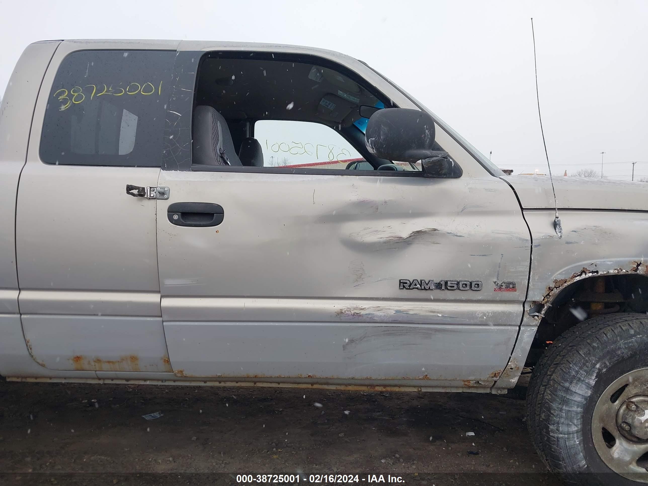 Photo 12 VIN: 3B7HF13Y5YM213527 - DODGE RAM 