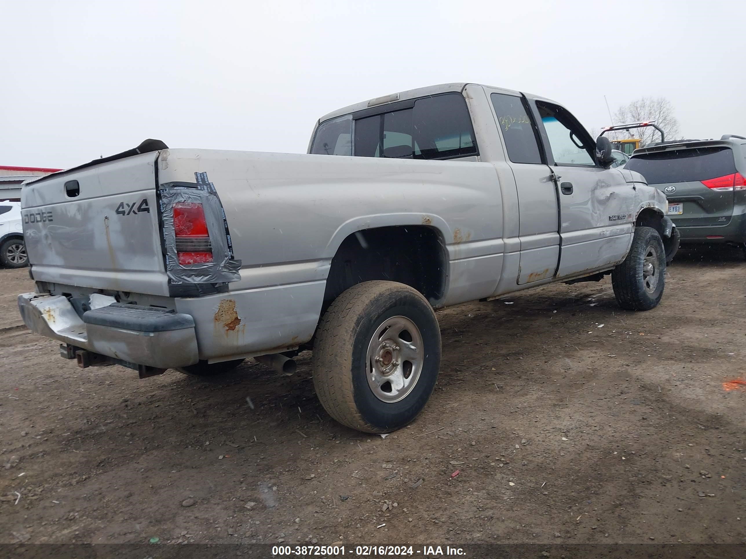 Photo 3 VIN: 3B7HF13Y5YM213527 - DODGE RAM 