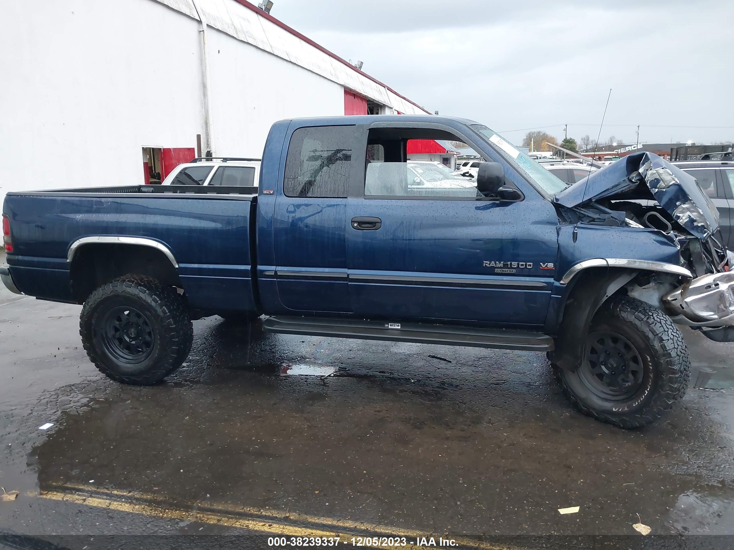 Photo 13 VIN: 3B7HF13Z4YG142313 - DODGE RAM 