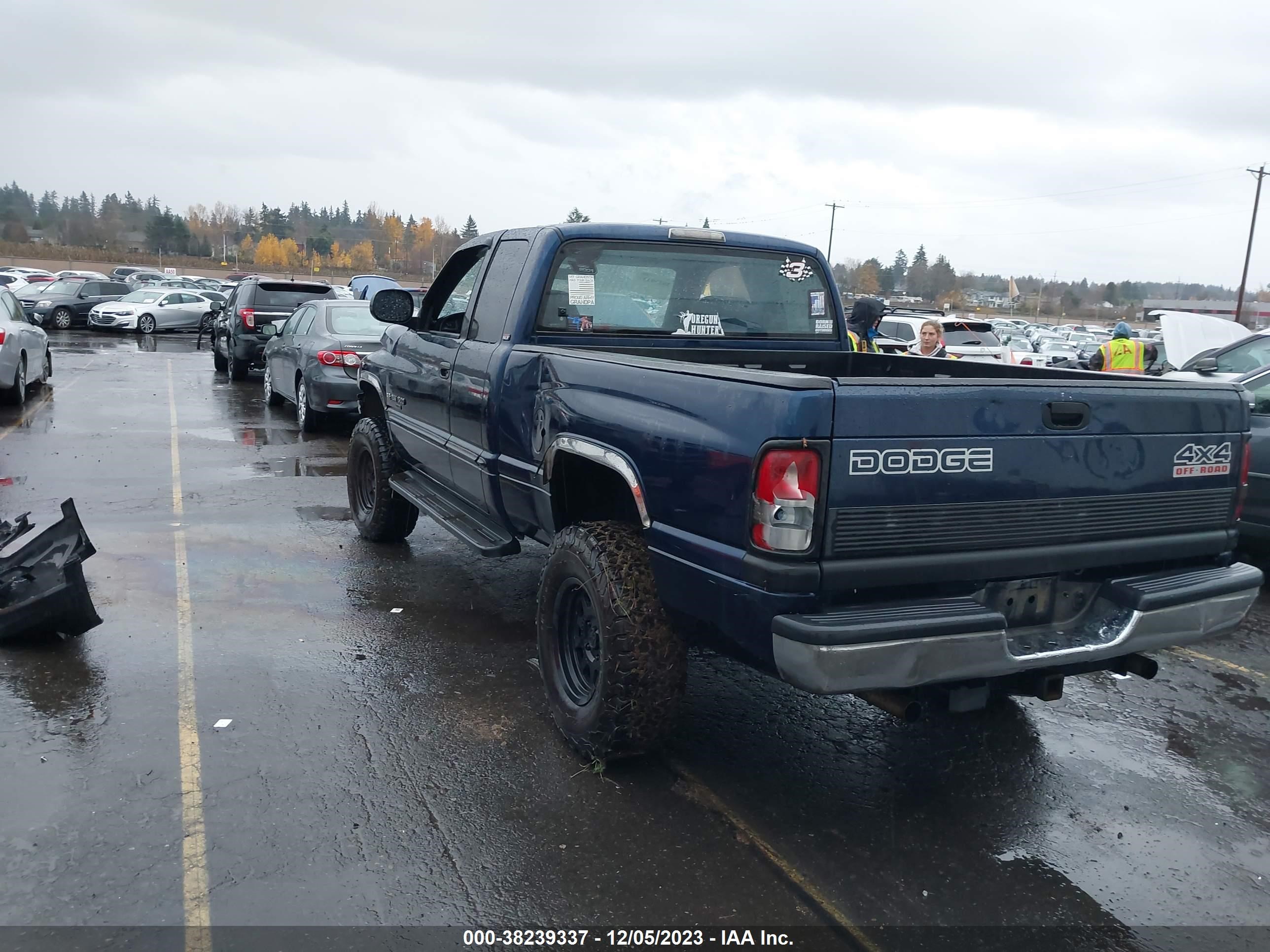 Photo 2 VIN: 3B7HF13Z4YG142313 - DODGE RAM 