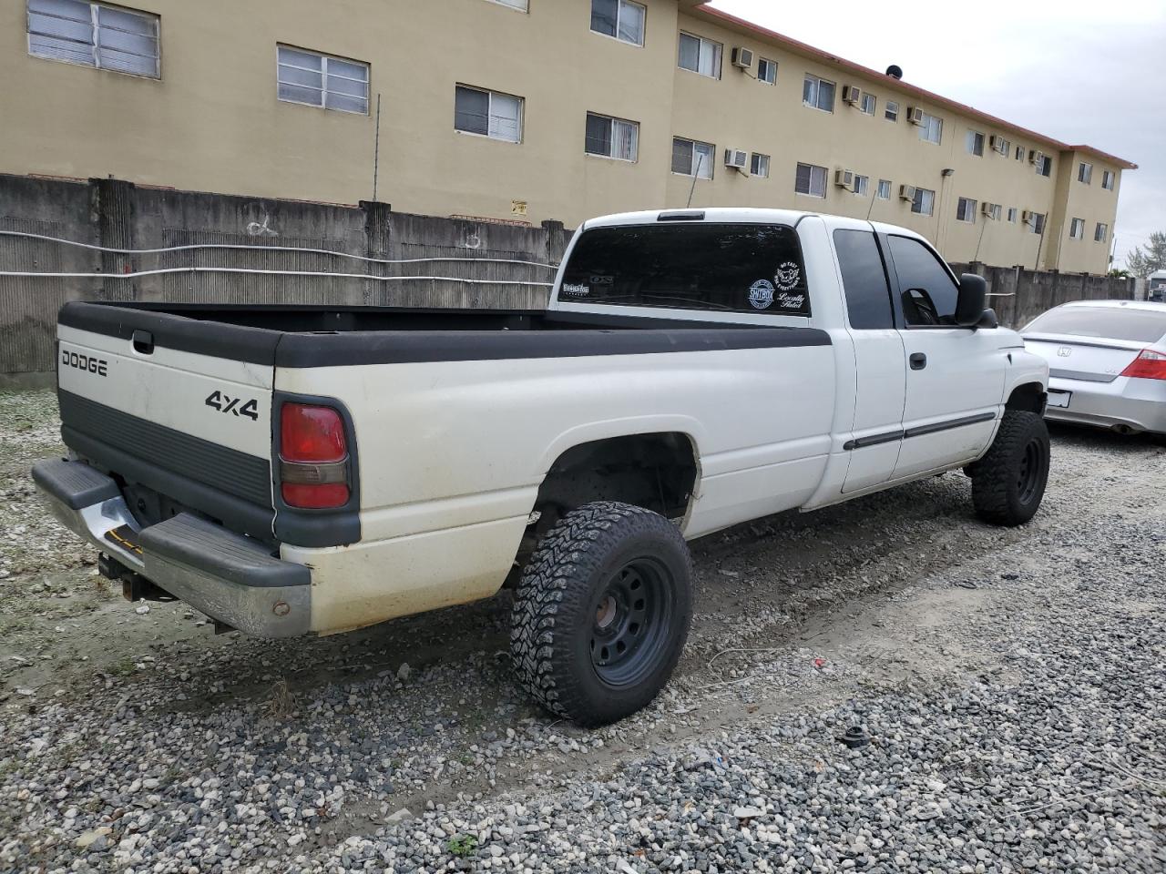 Photo 2 VIN: 3B7HF13Z7YG111492 - DODGE RAM 