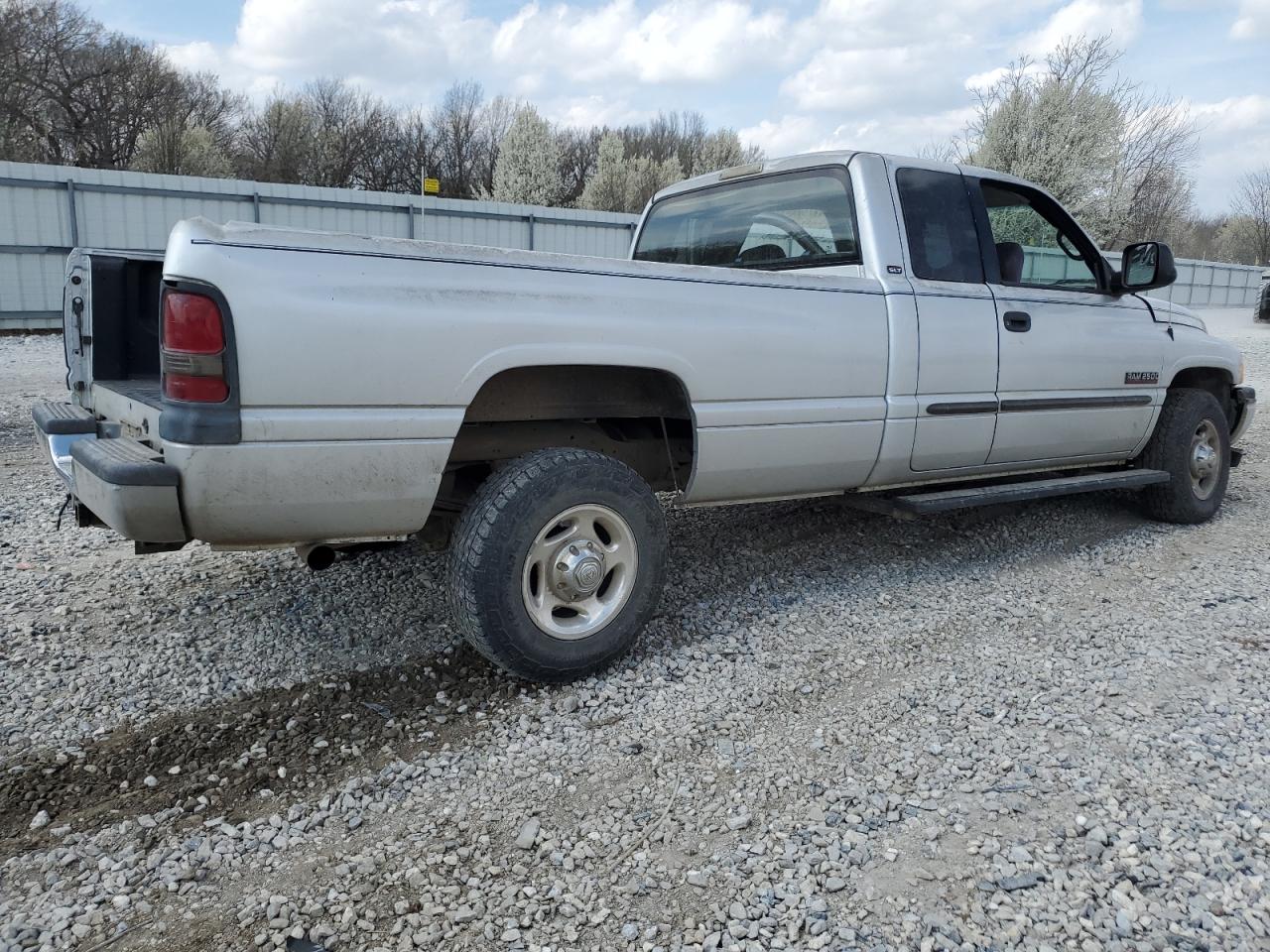 Photo 2 VIN: 3B7KC23602M305123 - DODGE RAM 