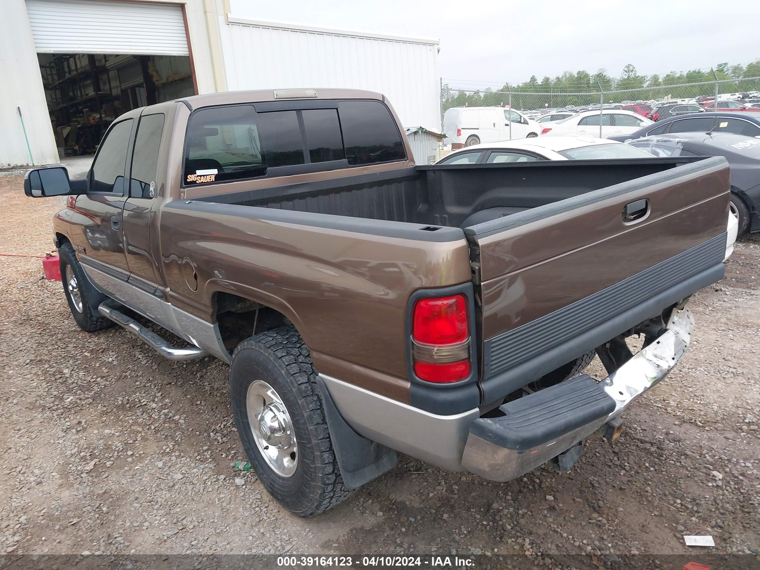 Photo 2 VIN: 3B7KC23681G237392 - DODGE RAM 