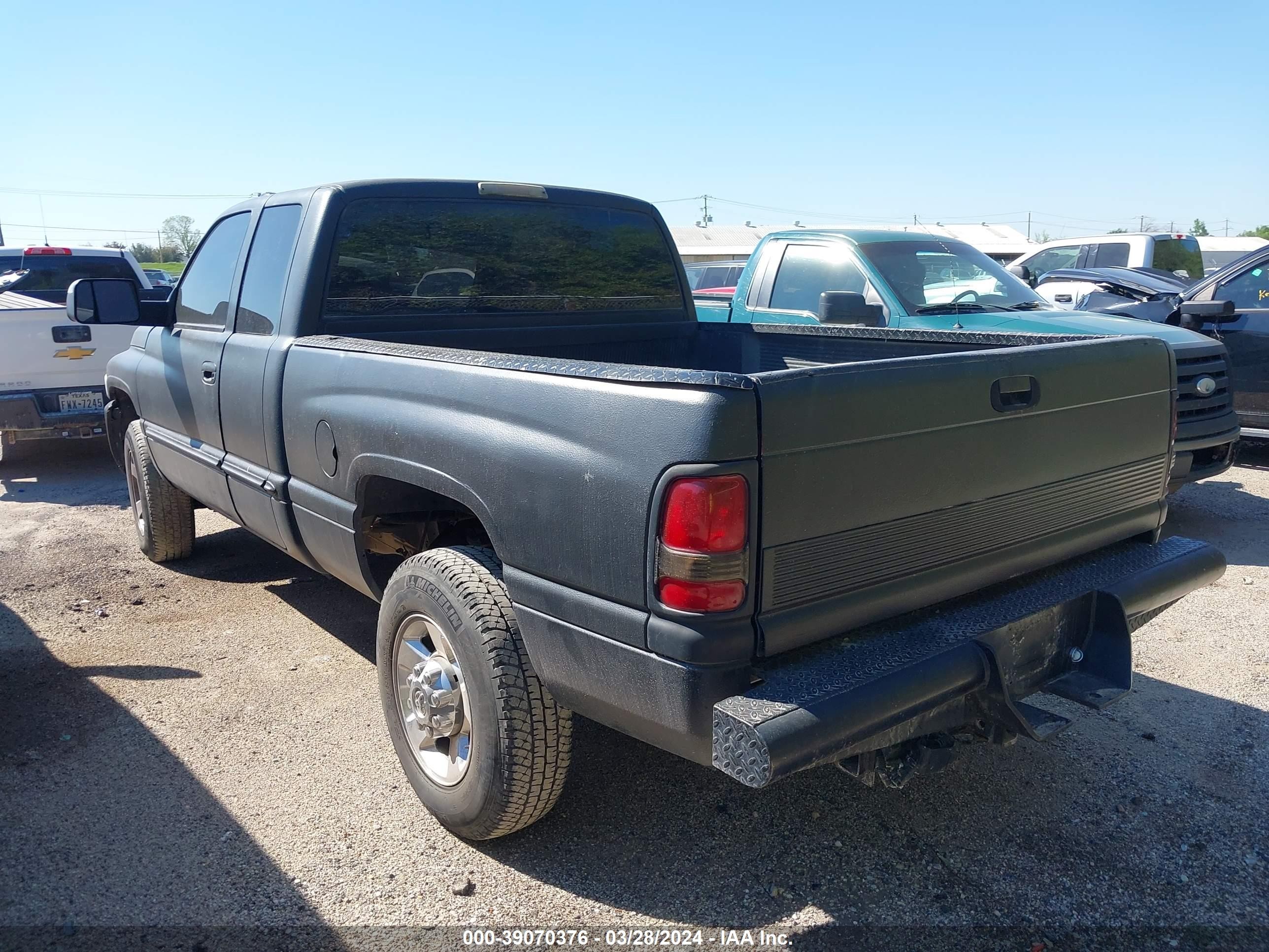 Photo 2 VIN: 3B7KC23691G244190 - DODGE RAM 