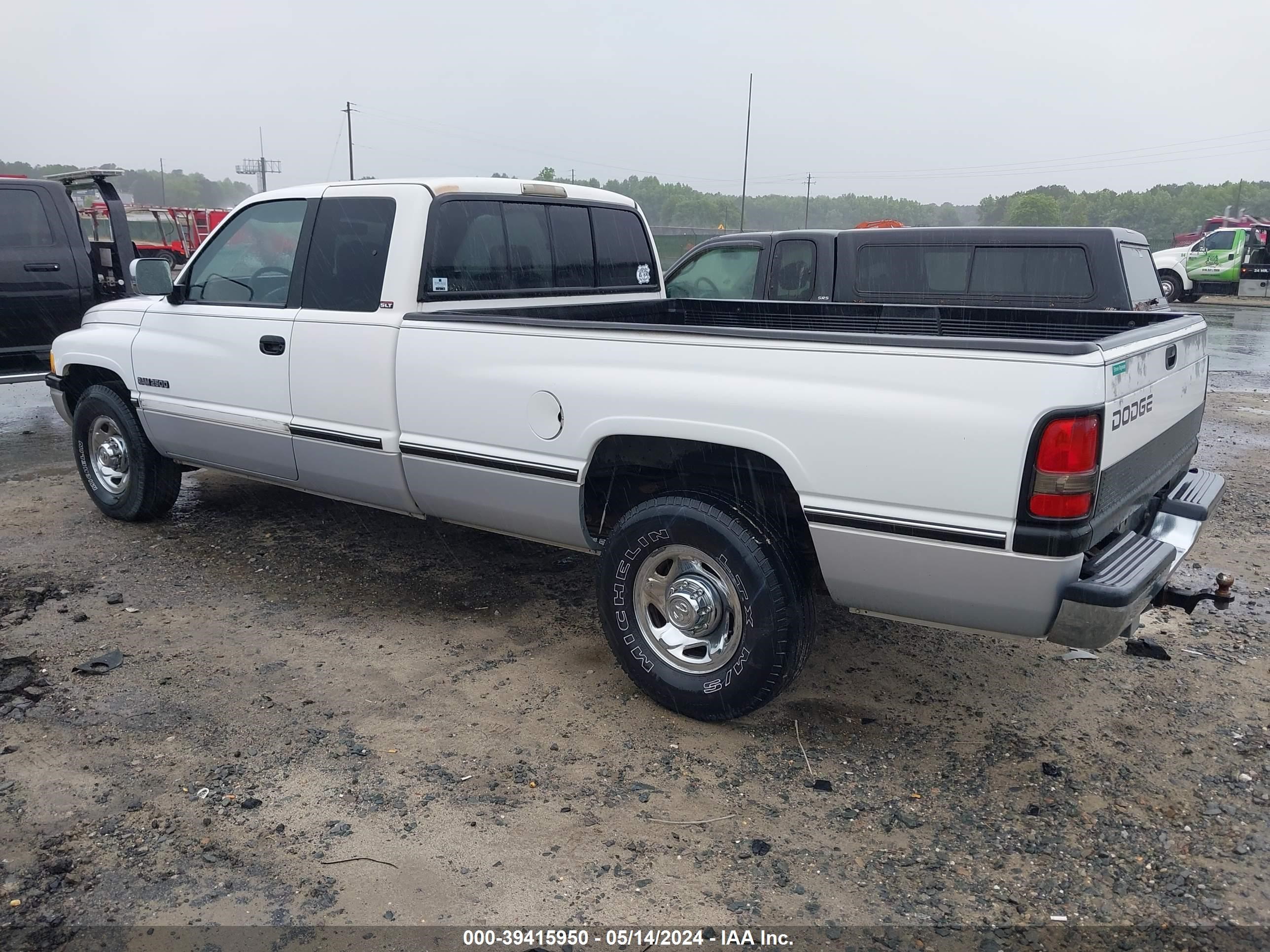 Photo 2 VIN: 3B7KC23DXVM593056 - DODGE RAM 