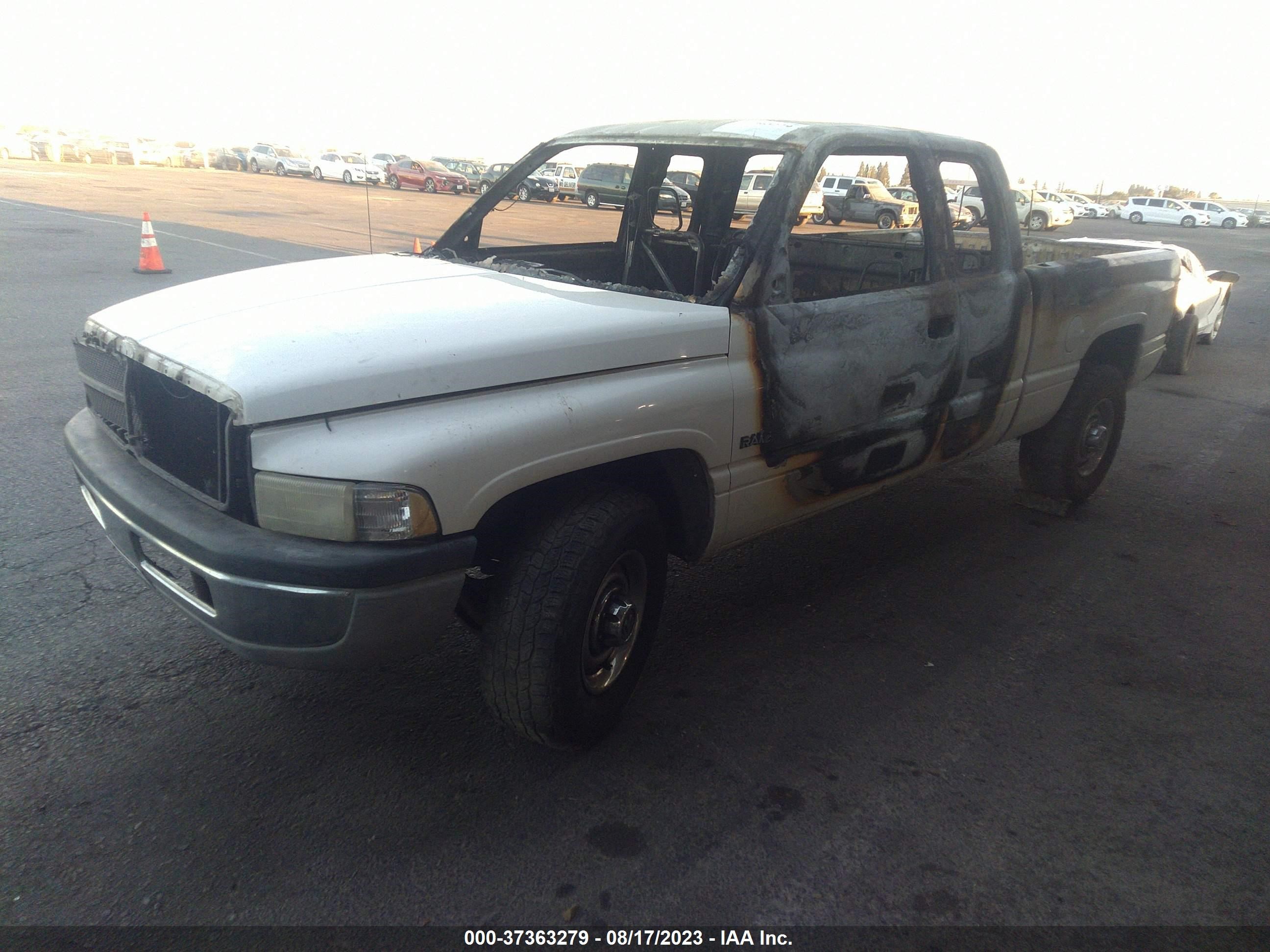 Photo 1 VIN: 3B7KC23Z1YG137929 - DODGE RAM 