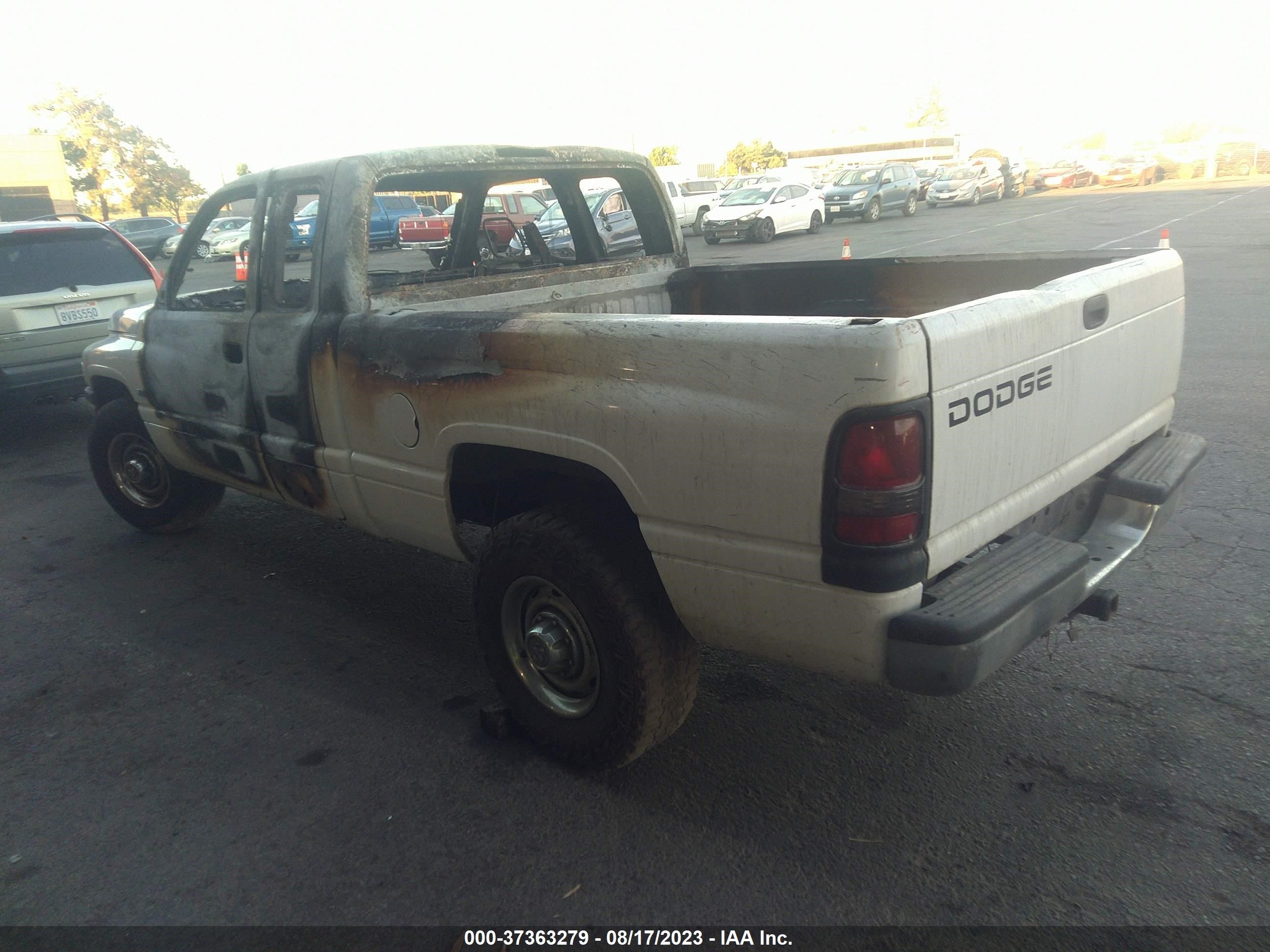 Photo 2 VIN: 3B7KC23Z1YG137929 - DODGE RAM 