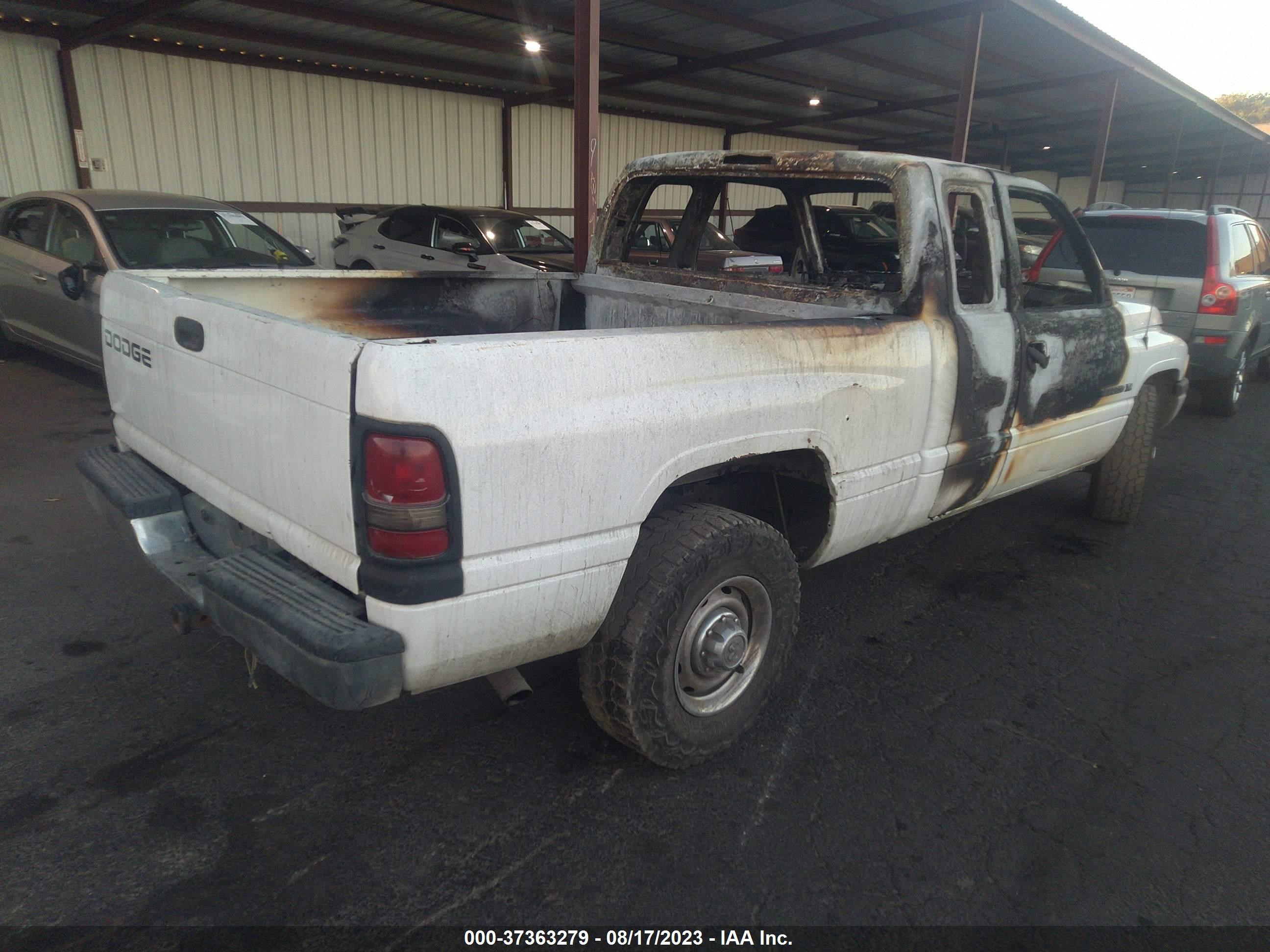 Photo 3 VIN: 3B7KC23Z1YG137929 - DODGE RAM 