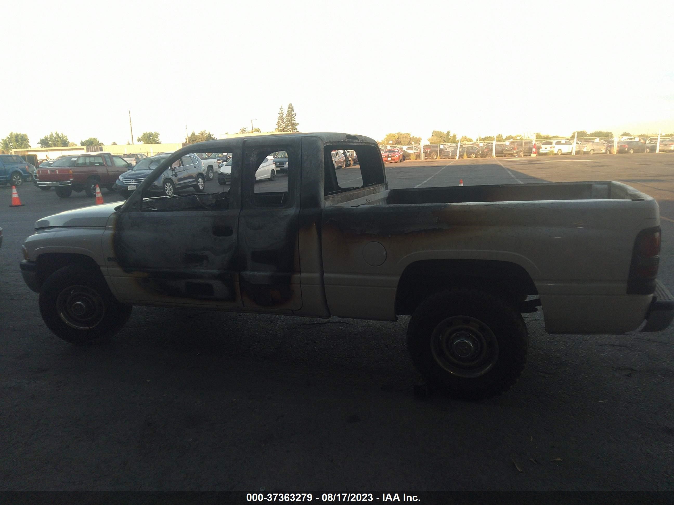 Photo 5 VIN: 3B7KC23Z1YG137929 - DODGE RAM 