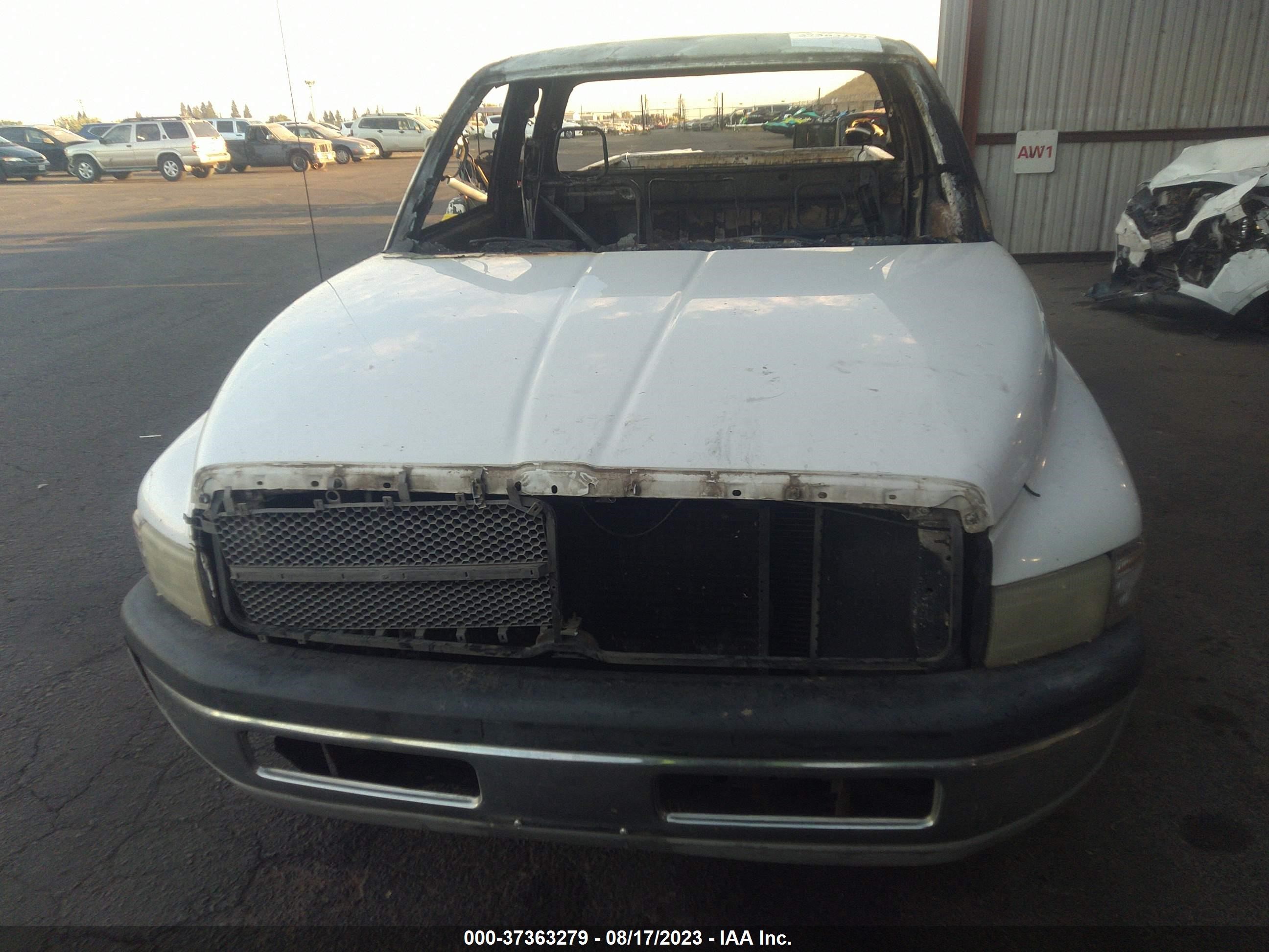 Photo 9 VIN: 3B7KC23Z1YG137929 - DODGE RAM 