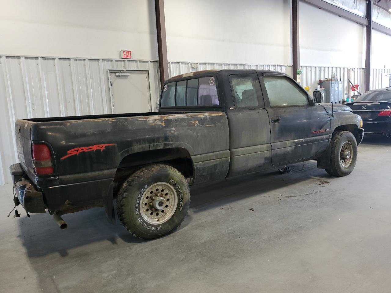 Photo 2 VIN: 3B7KC23Z9TM104090 - DODGE RAM 