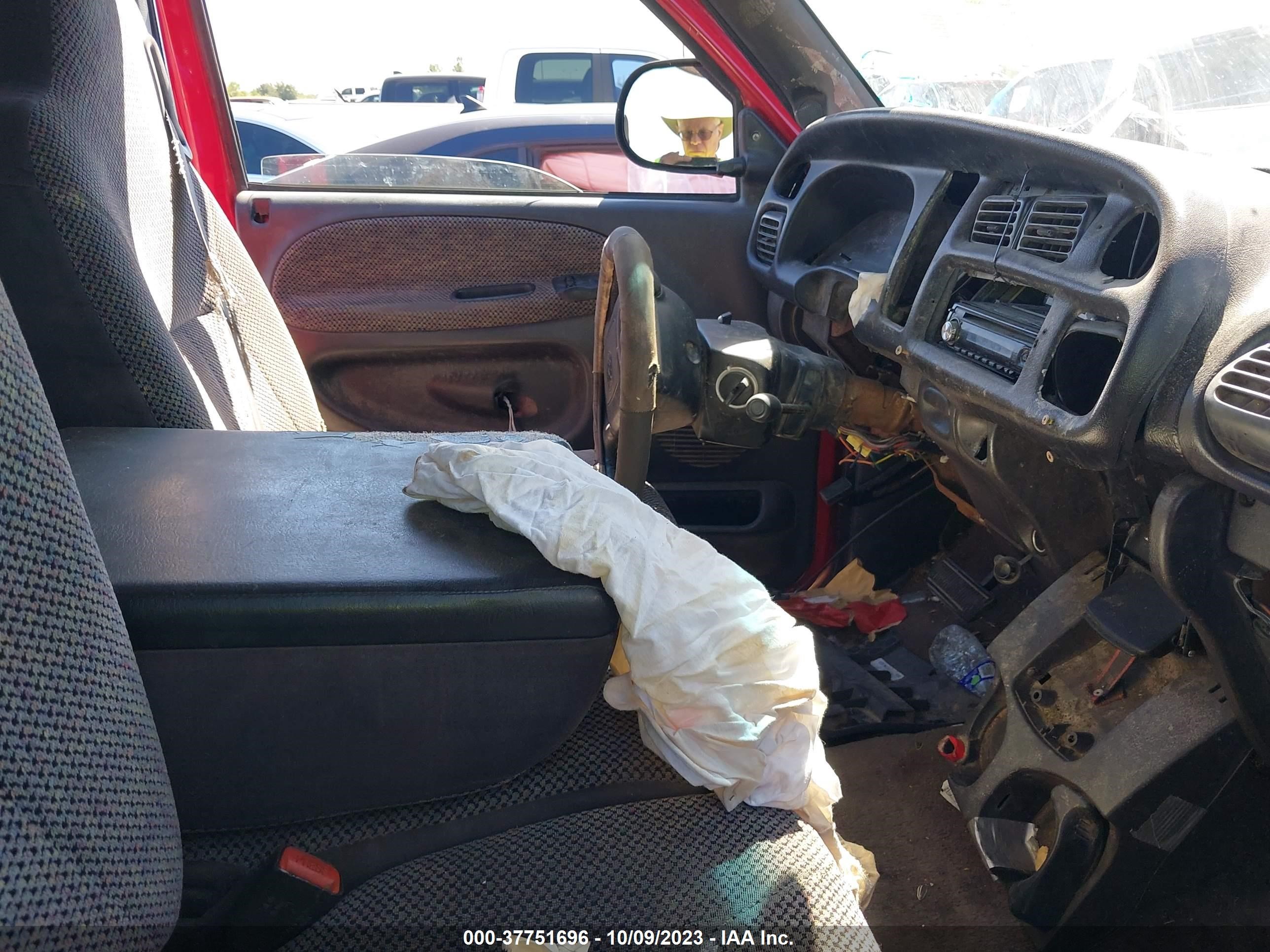 Photo 4 VIN: 3B7KC23ZXXG242239 - DODGE RAM 