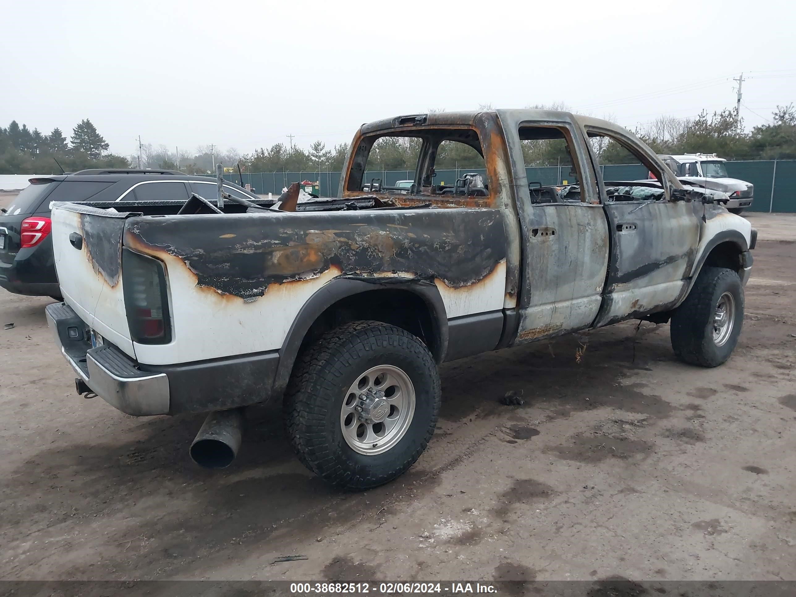 Photo 3 VIN: 3B7KU28C446105963 - DODGE RAM 