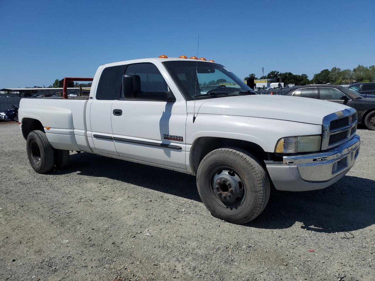 Photo 3 VIN: 3B7MC33662M265709 - DODGE RAM 