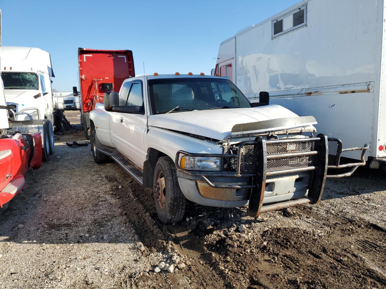 Photo 3 VIN: 3B7MC33D1VM585183 - DODGE RAM 