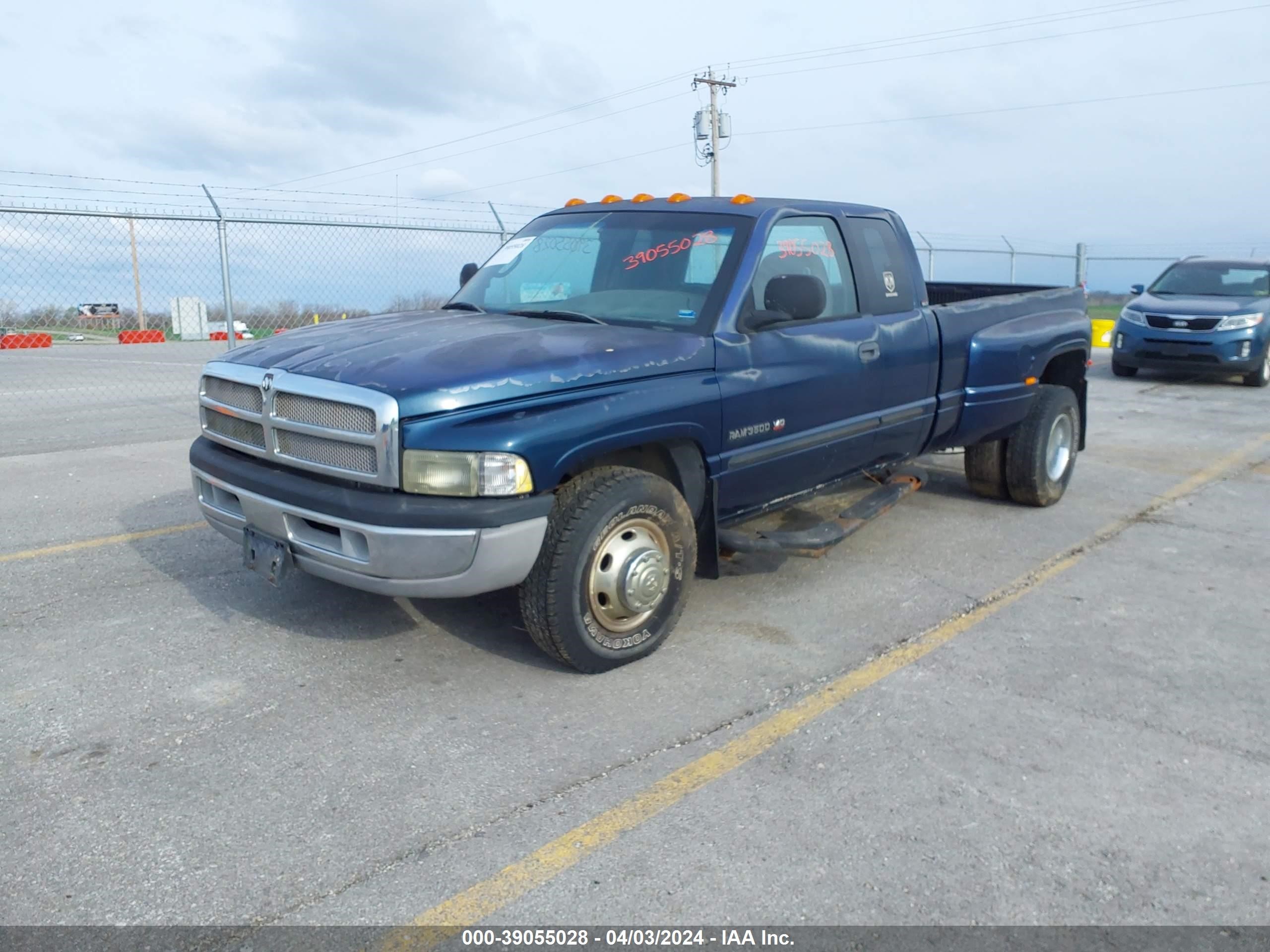 Photo 1 VIN: 3B7MC33W02M286250 - DODGE RAM 