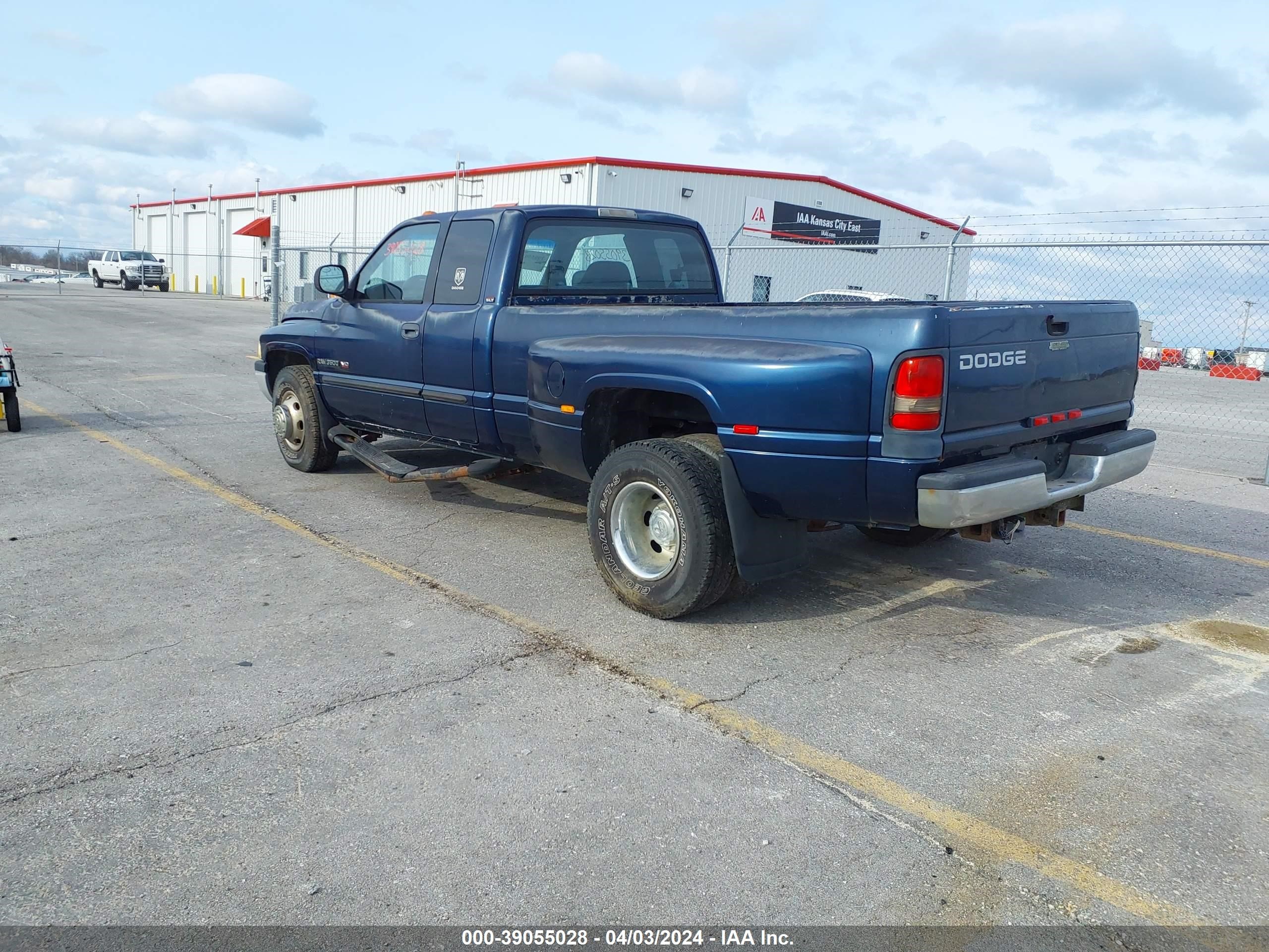 Photo 2 VIN: 3B7MC33W02M286250 - DODGE RAM 