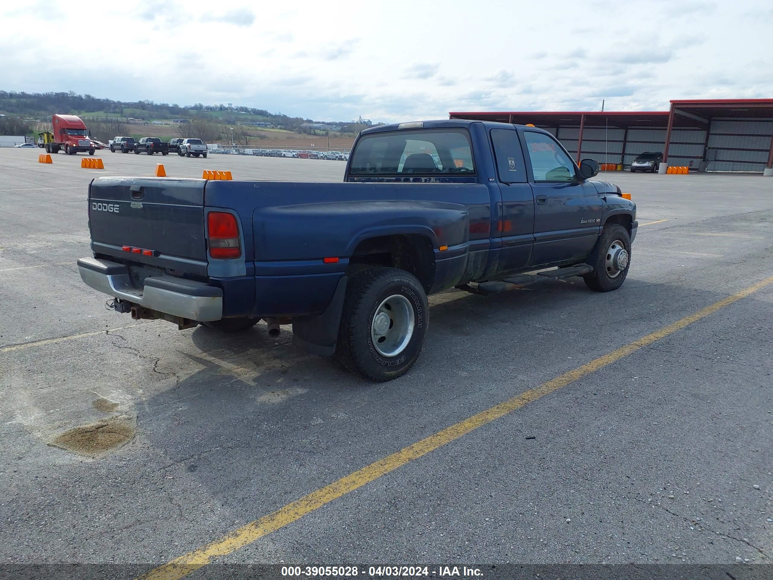 Photo 3 VIN: 3B7MC33W02M286250 - DODGE RAM 