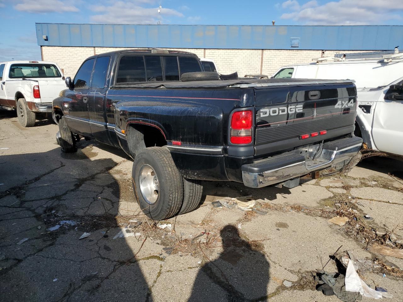 Photo 1 VIN: 3B7MF33D9VM563665 - DODGE RAM 