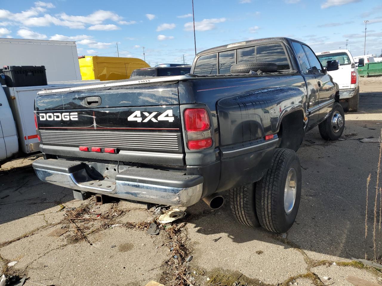 Photo 2 VIN: 3B7MF33D9VM563665 - DODGE RAM 