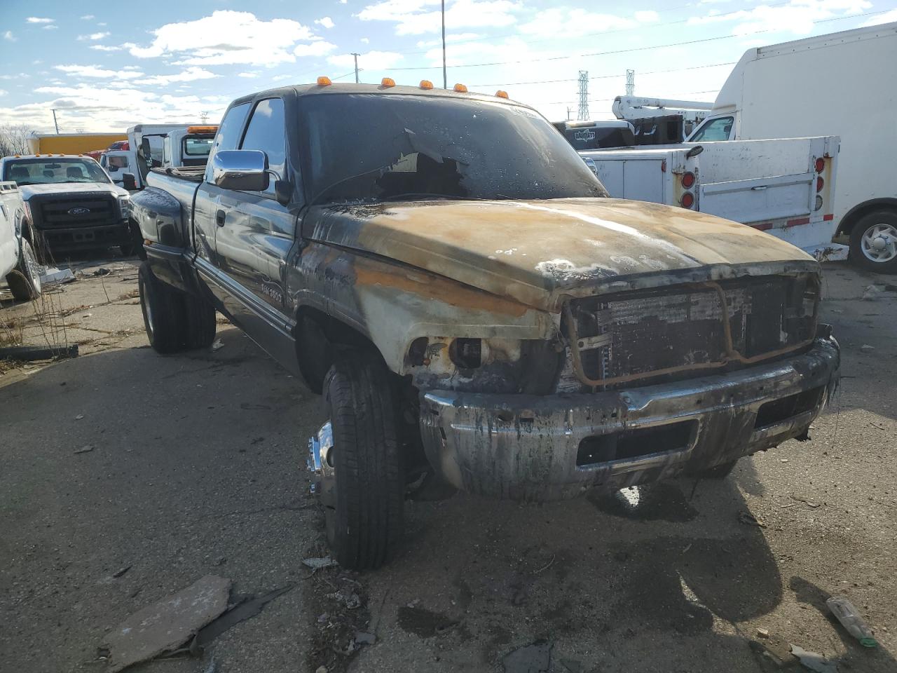 Photo 3 VIN: 3B7MF33D9VM563665 - DODGE RAM 