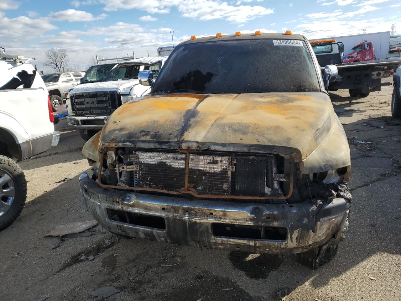 Photo 4 VIN: 3B7MF33D9VM563665 - DODGE RAM 