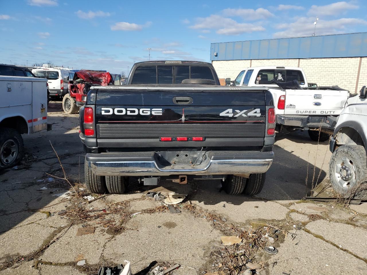 Photo 5 VIN: 3B7MF33D9VM563665 - DODGE RAM 