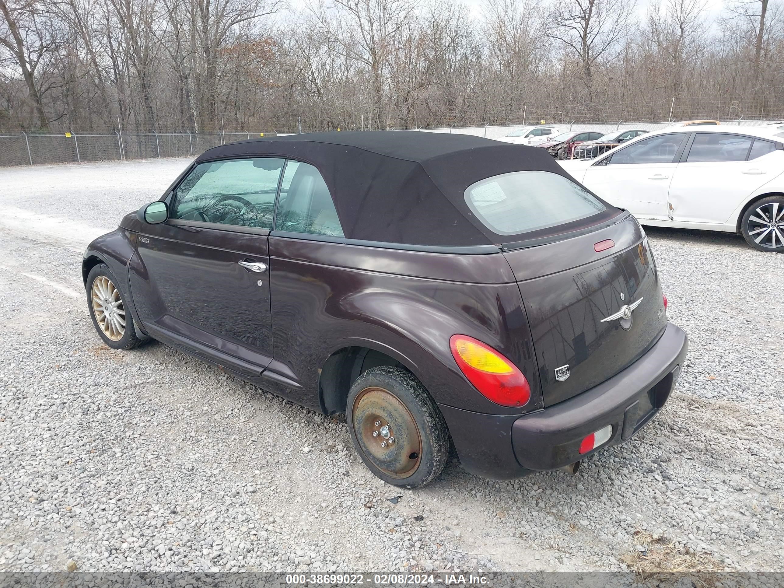 Photo 2 VIN: 3C3AY75S85T700833 - CHRYSLER PT CRUISER 