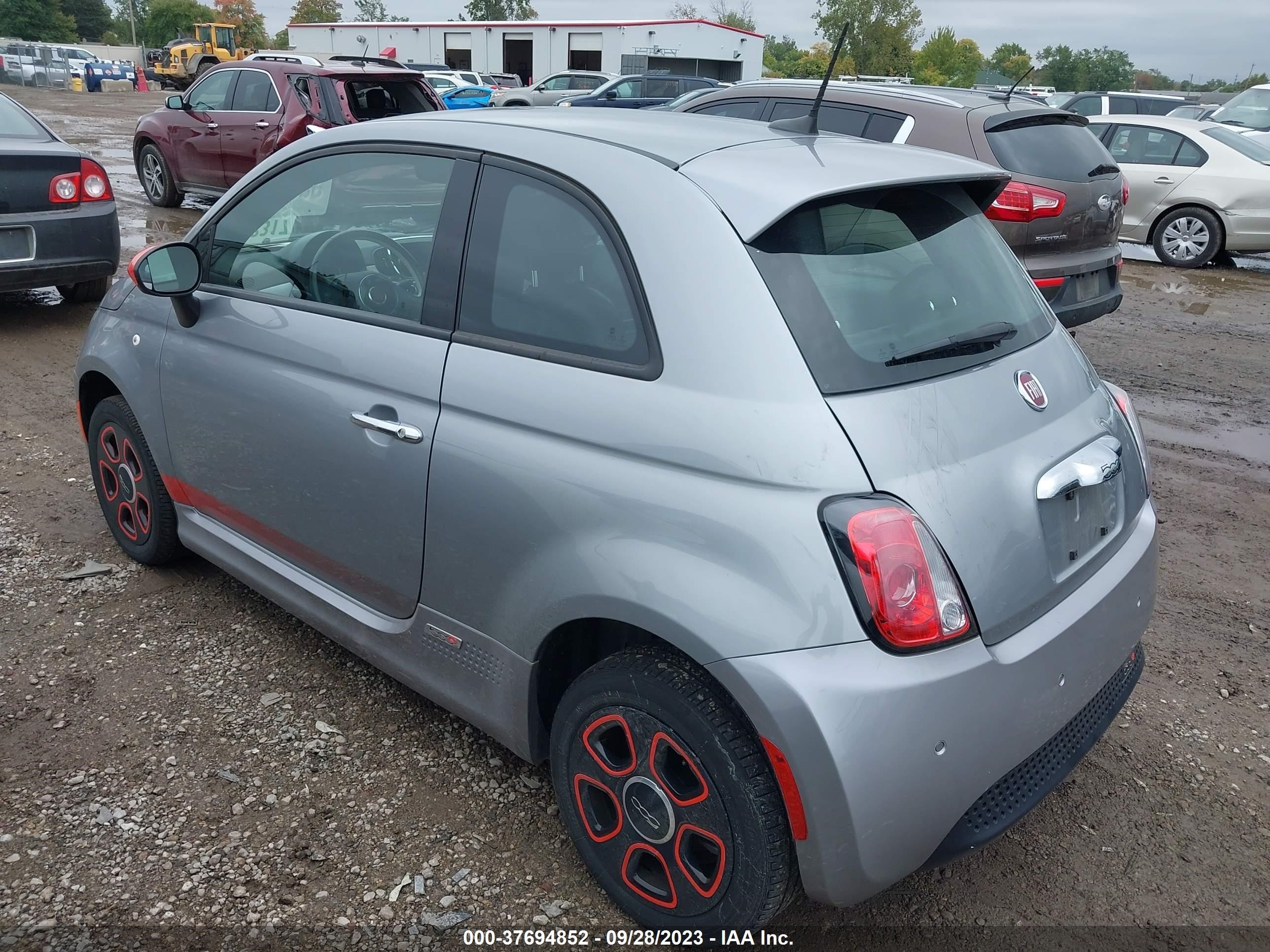 Photo 2 VIN: 3C3CFFGE3GT201571 - FIAT 500E 