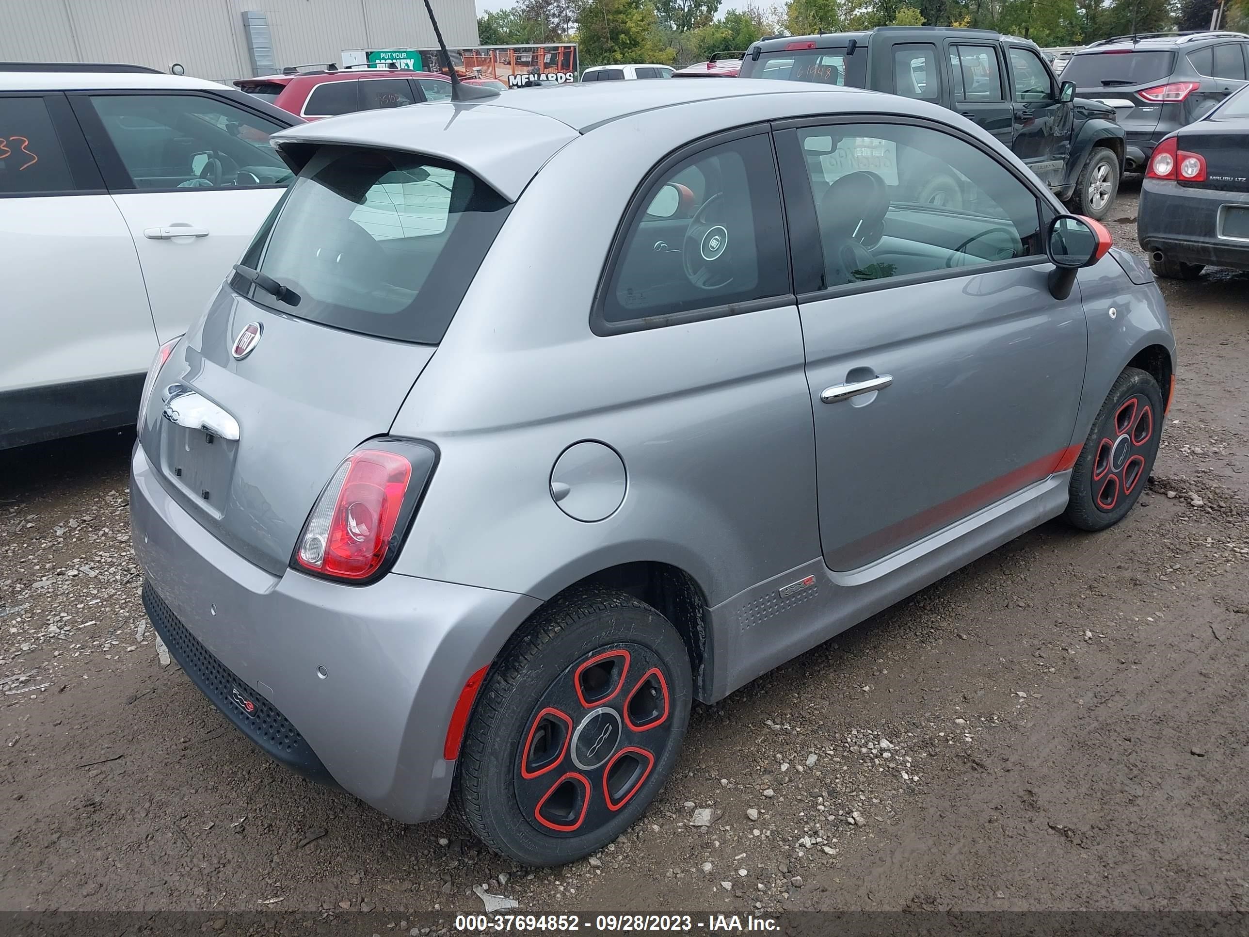 Photo 3 VIN: 3C3CFFGE3GT201571 - FIAT 500E 