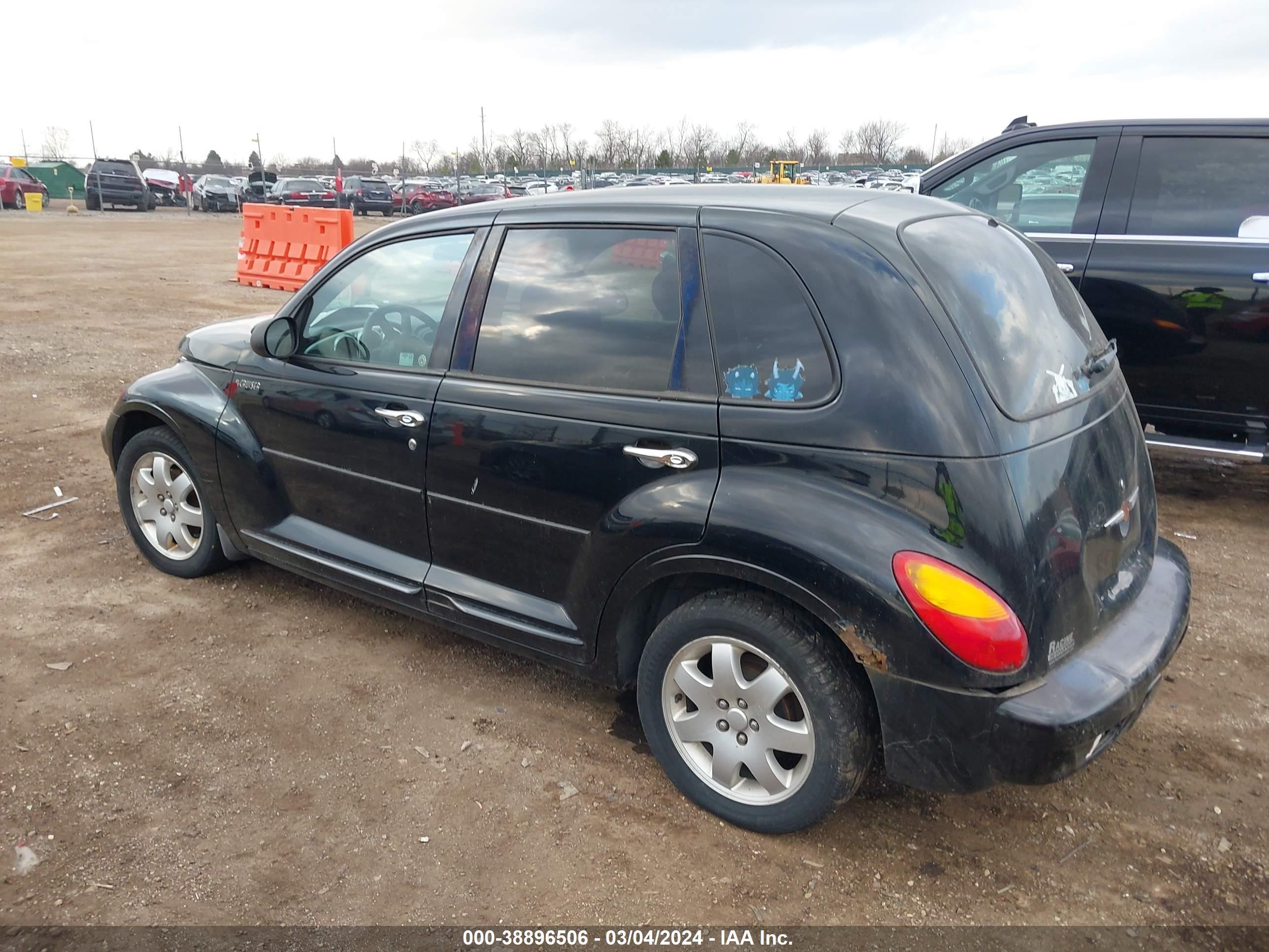 Photo 2 VIN: 3C4FY48B24T342882 - CHRYSLER PT CRUISER 