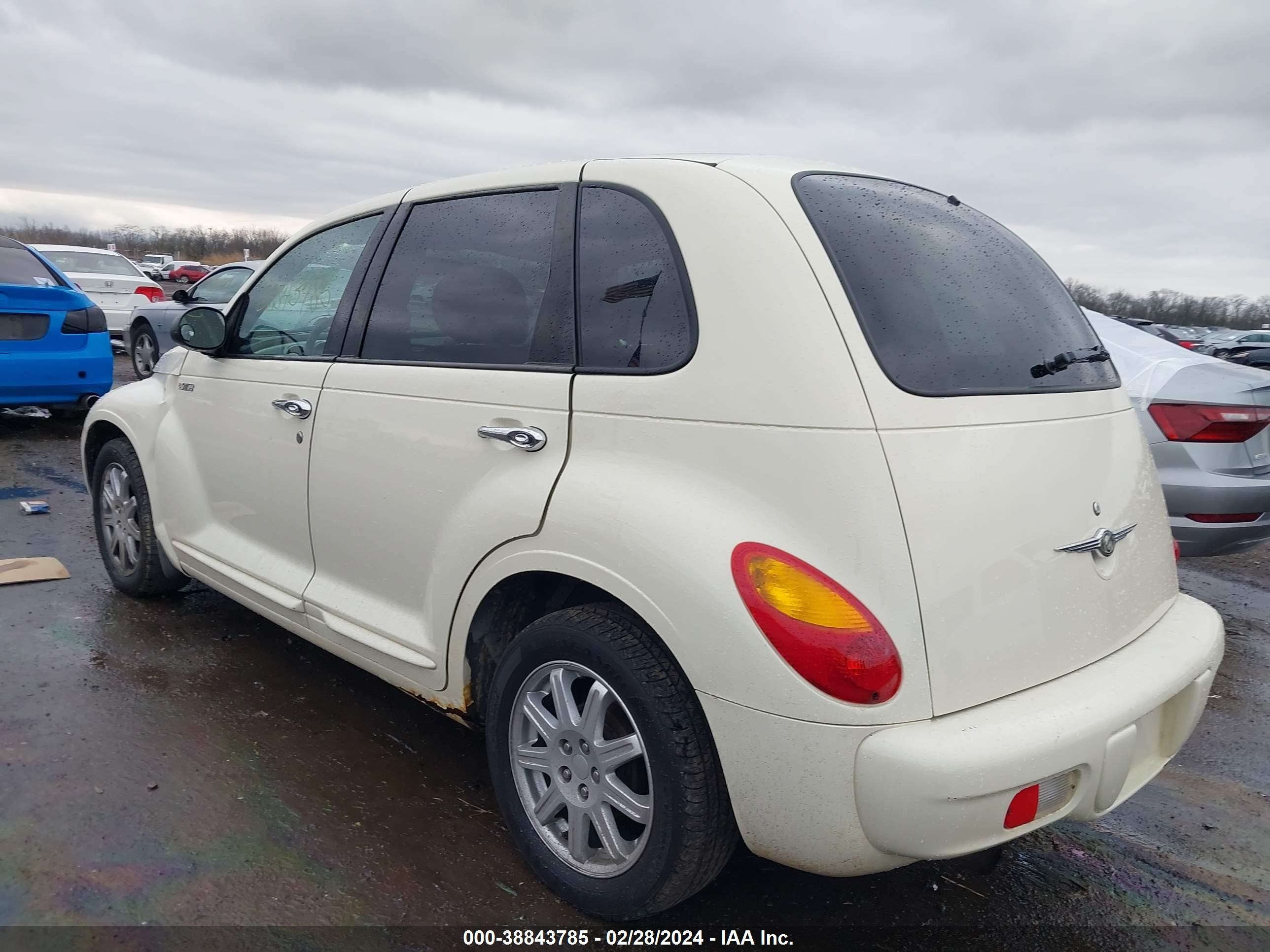 Photo 2 VIN: 3C4FY48B74T267192 - CHRYSLER PT CRUISER 