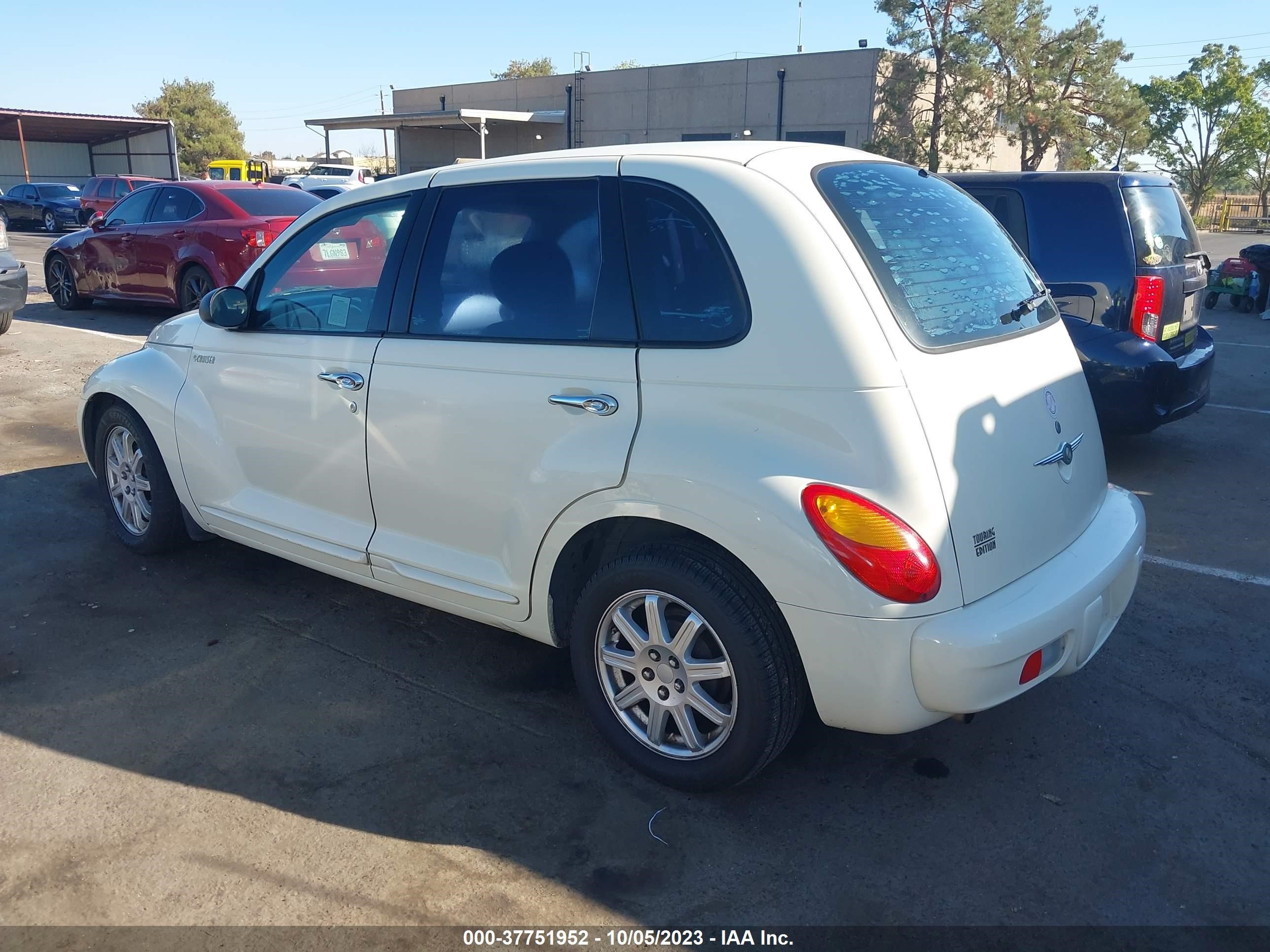 Photo 2 VIN: 3C4FY58B45T515969 - CHRYSLER PT CRUISER 