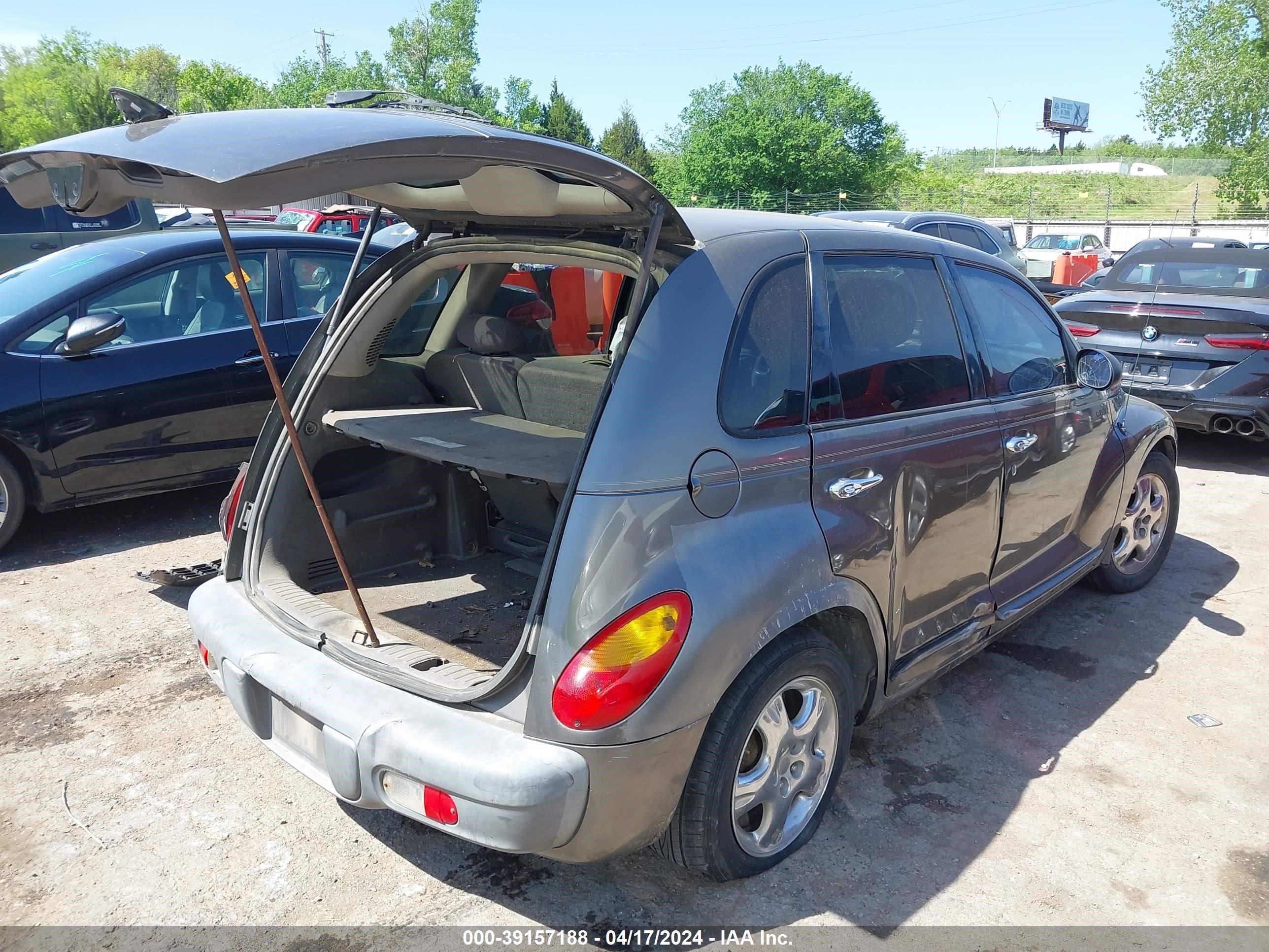 Photo 3 VIN: 3C4FY58BX2T294924 - CHRYSLER PT CRUISER 