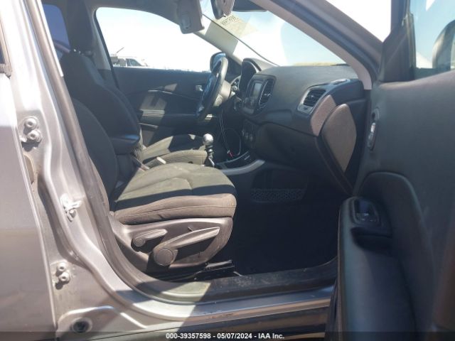 Photo 4 VIN: 3C4NJCAB7JT145058 - JEEP COMPASS 