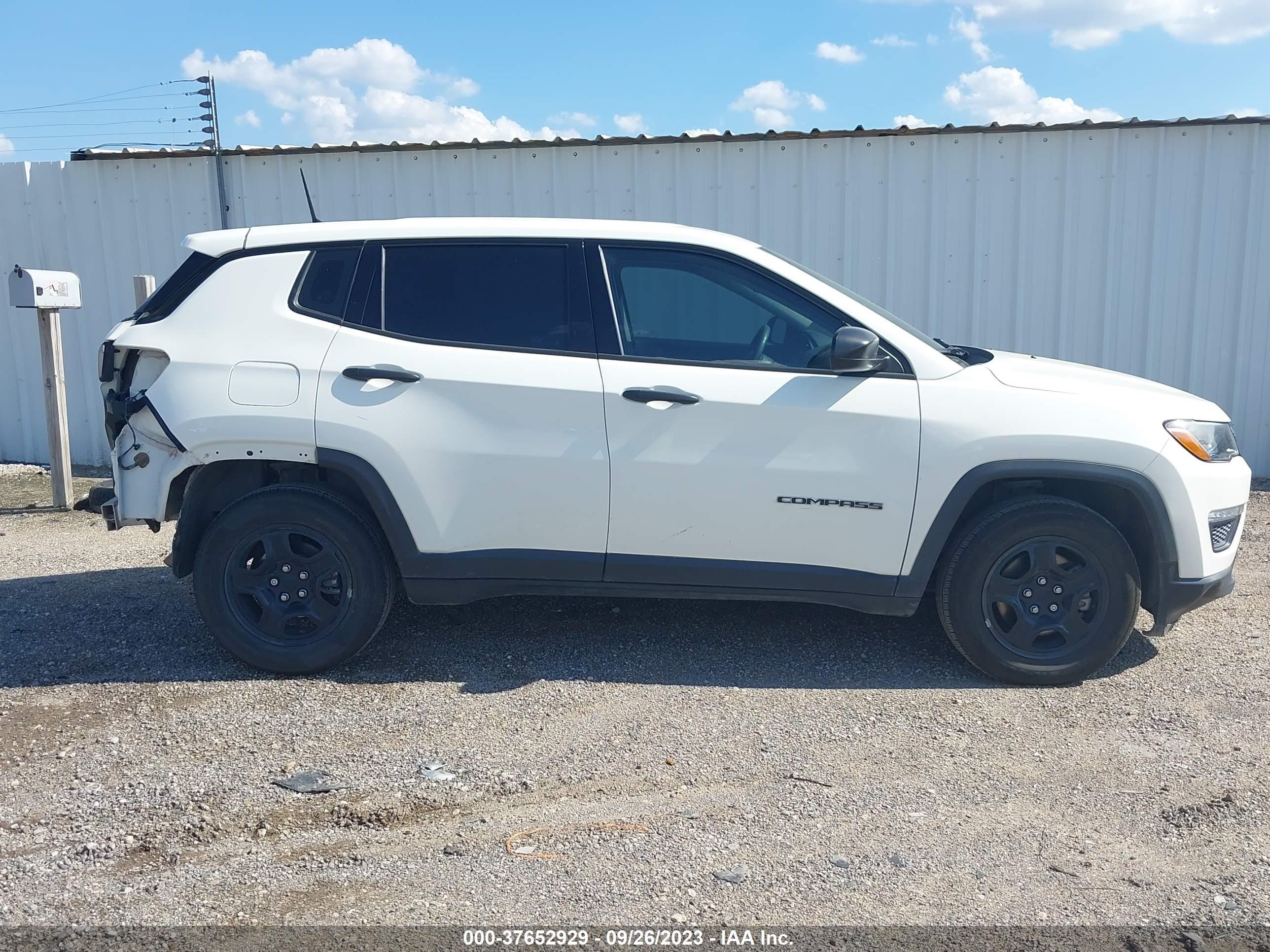 Photo 13 VIN: 3C4NJCABXJT271818 - JEEP COMPASS 