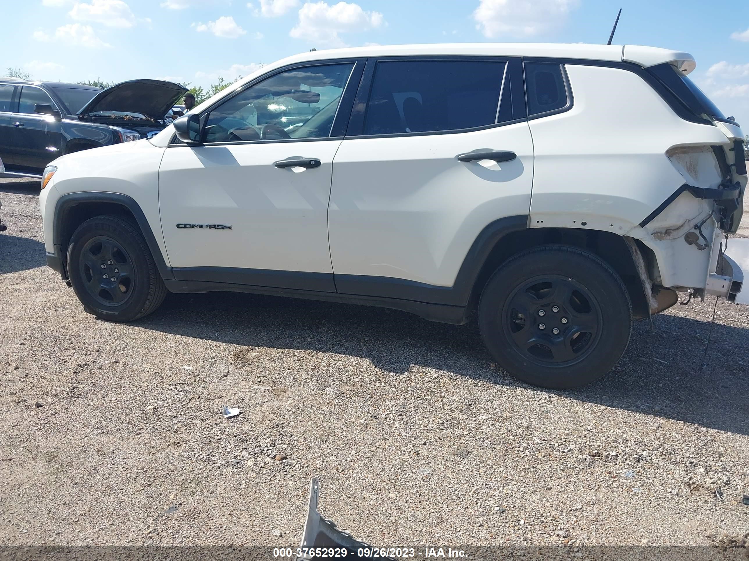 Photo 14 VIN: 3C4NJCABXJT271818 - JEEP COMPASS 