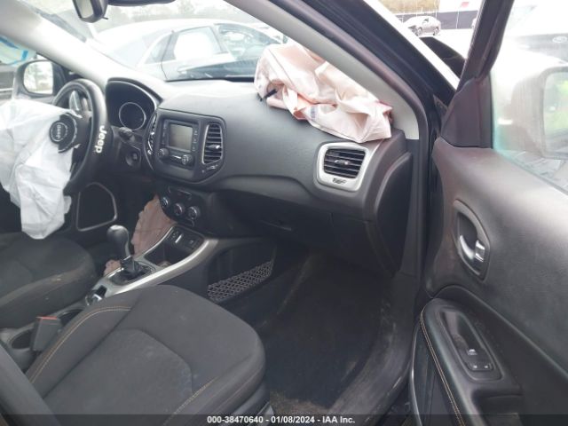 Photo 4 VIN: 3C4NJCABXJT411740 - JEEP COMPASS 