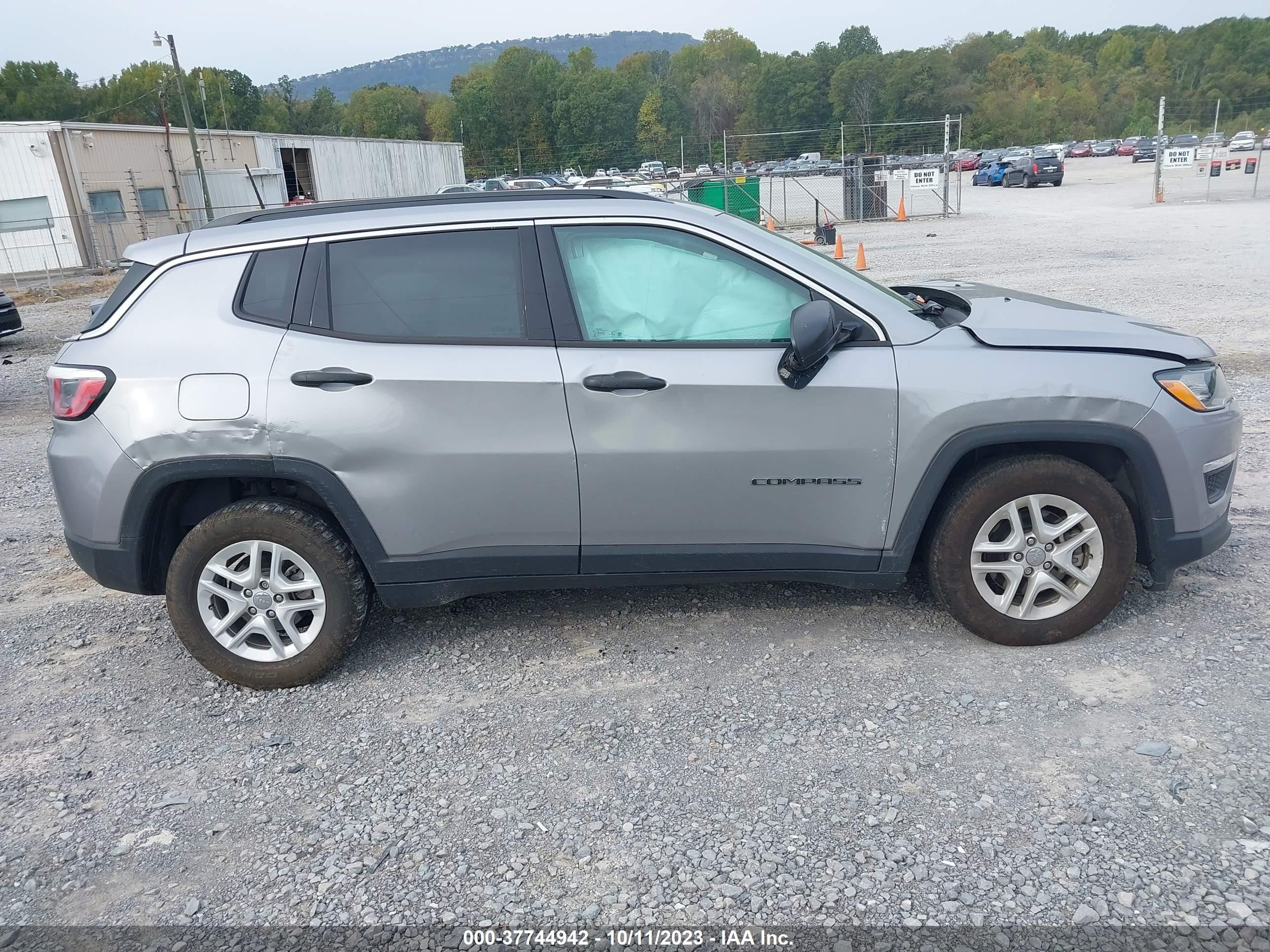 Photo 11 VIN: 3C4NJCABXKT840913 - JEEP COMPASS 