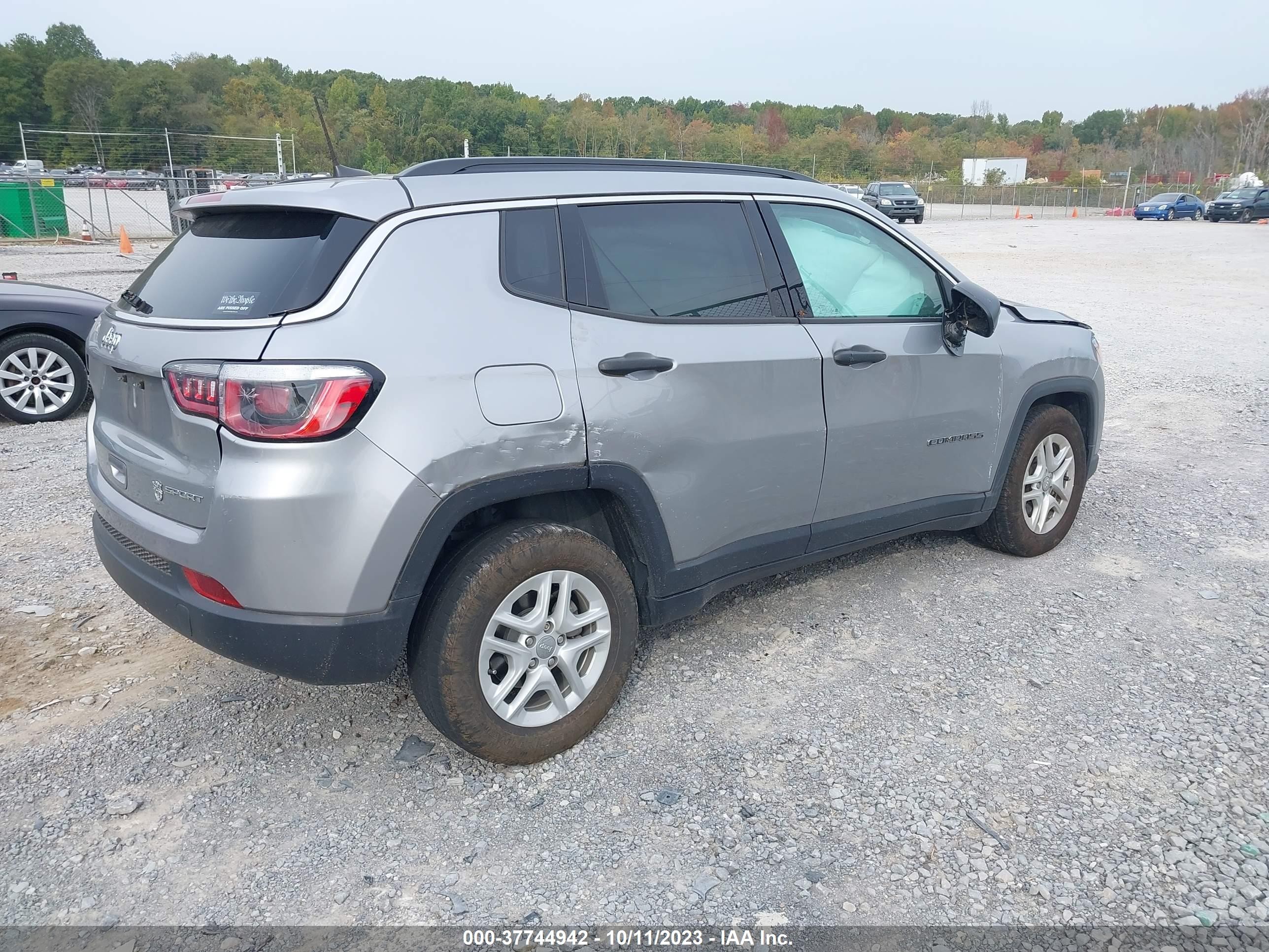 Photo 3 VIN: 3C4NJCABXKT840913 - JEEP COMPASS 