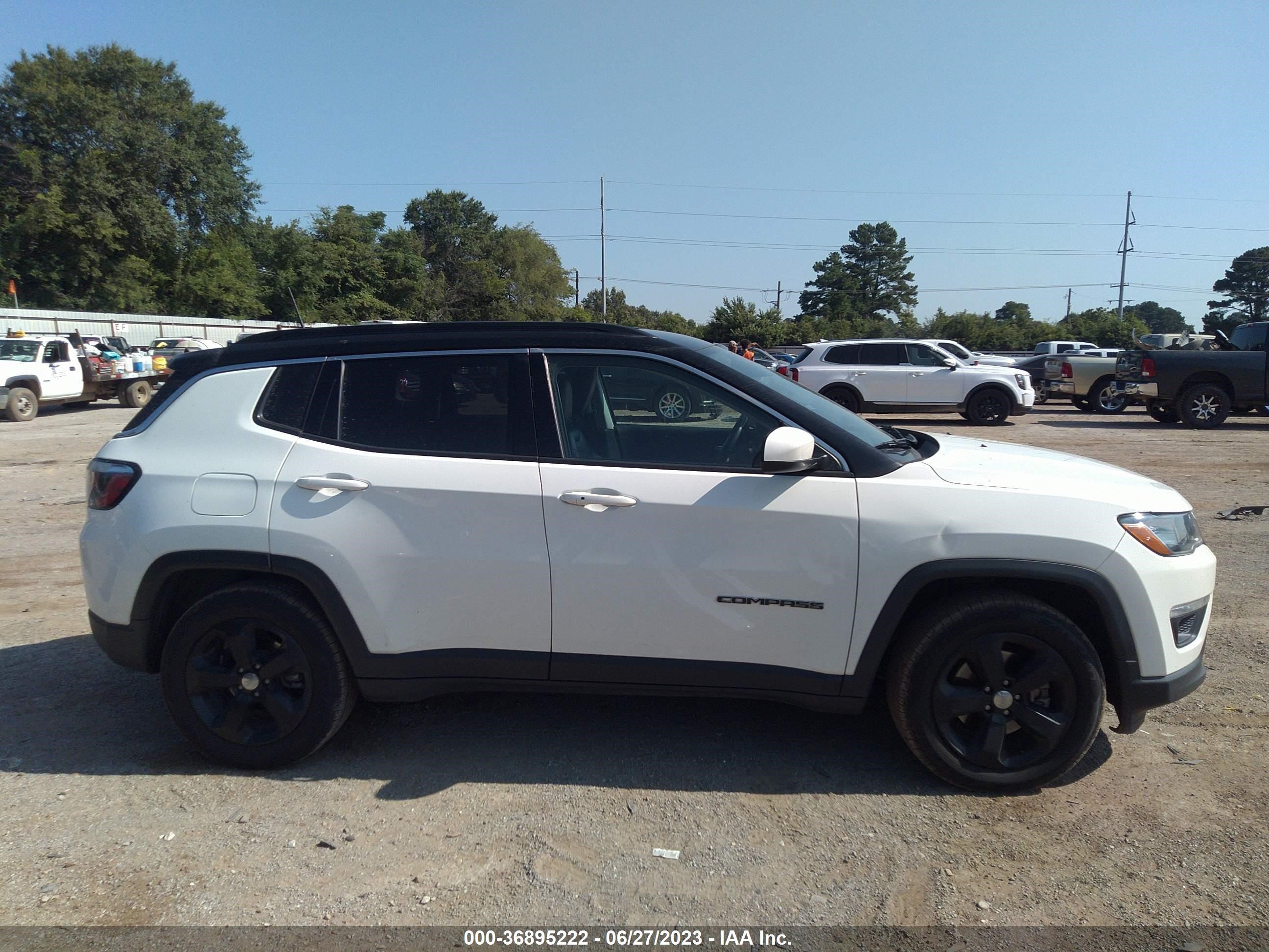 Photo 12 VIN: 3C4NJCBB1JT123751 - JEEP COMPASS 