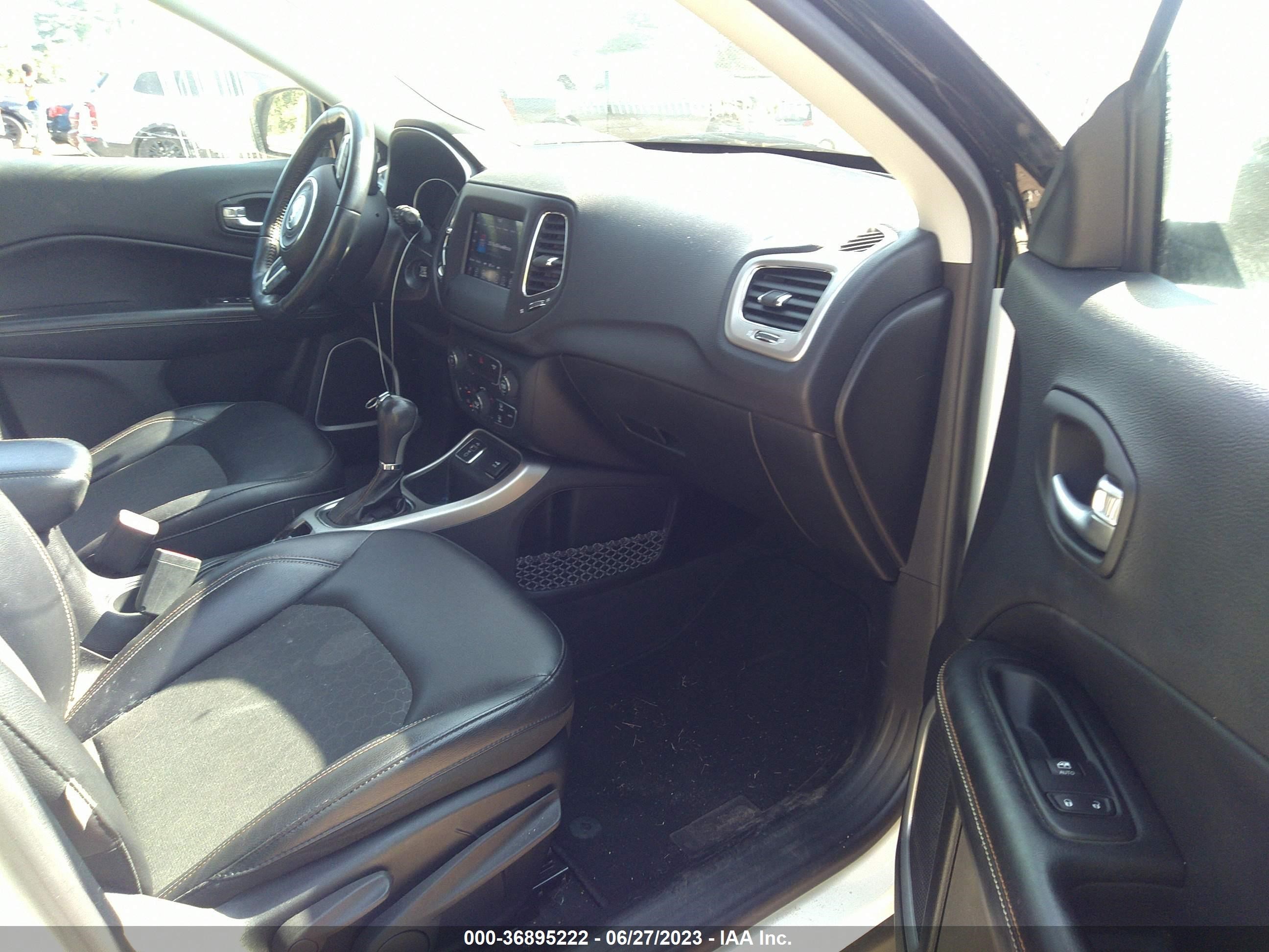 Photo 4 VIN: 3C4NJCBB1JT123751 - JEEP COMPASS 