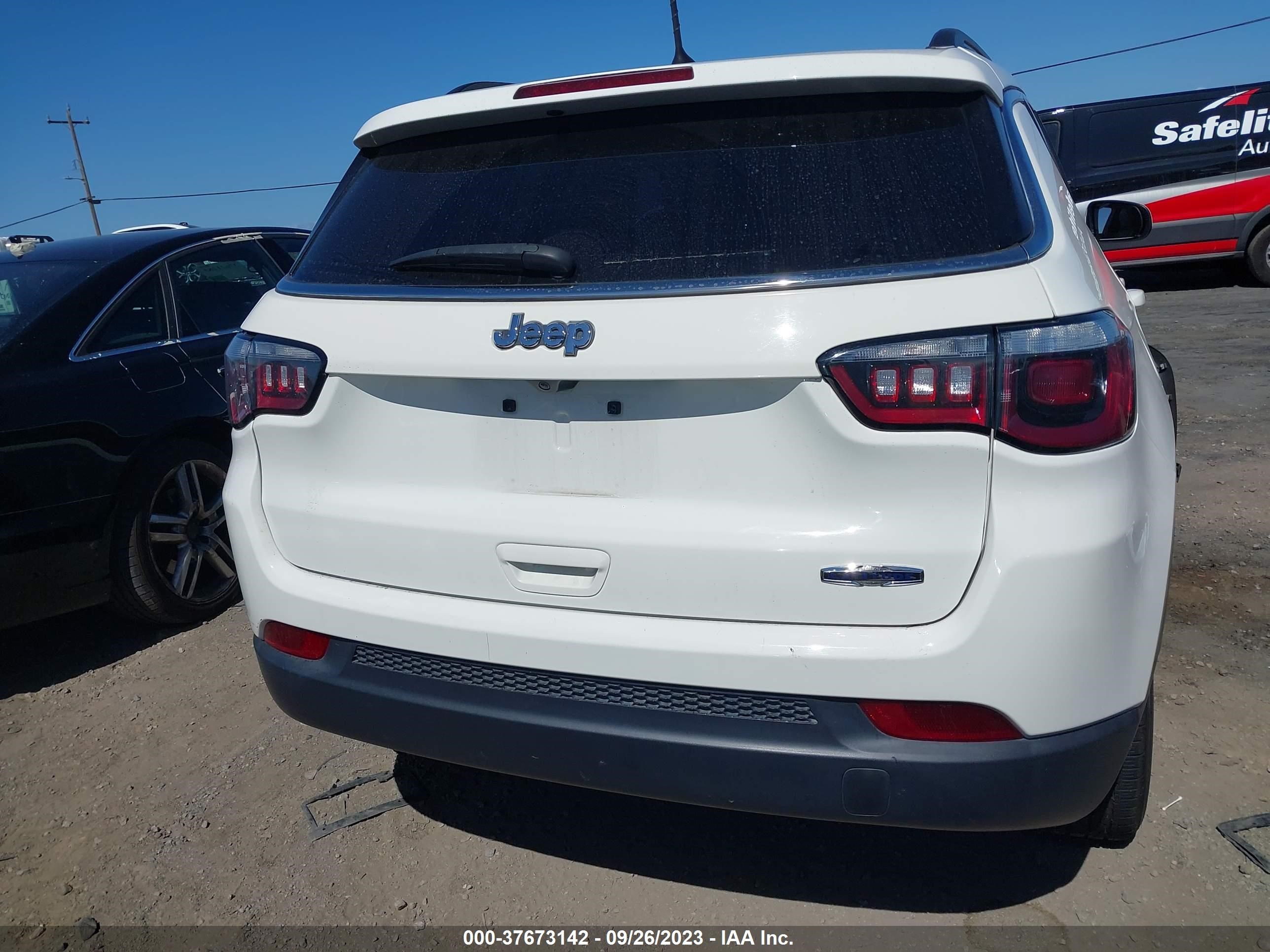 Photo 14 VIN: 3C4NJCBB1JT460968 - JEEP COMPASS 