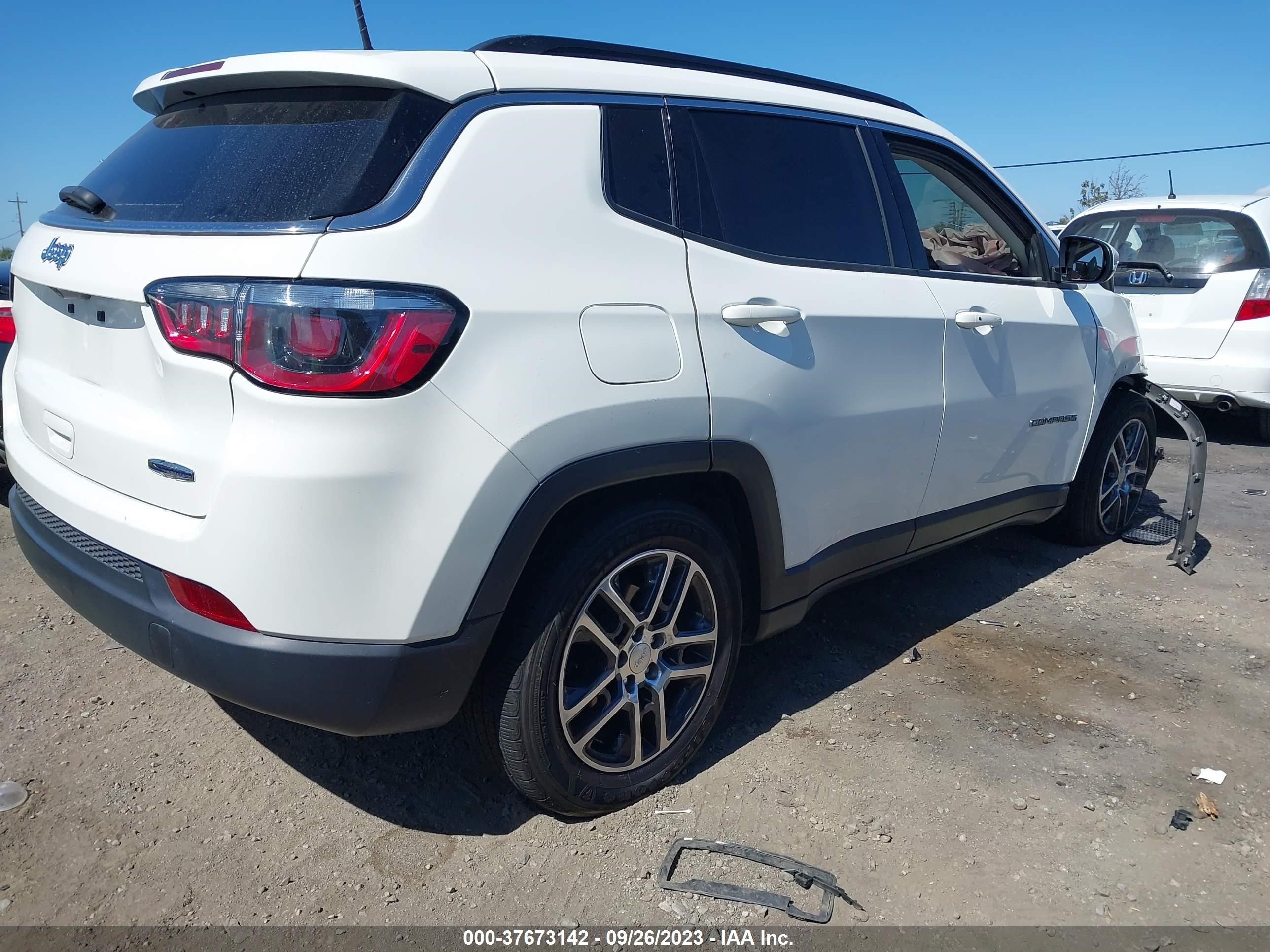 Photo 3 VIN: 3C4NJCBB1JT460968 - JEEP COMPASS 